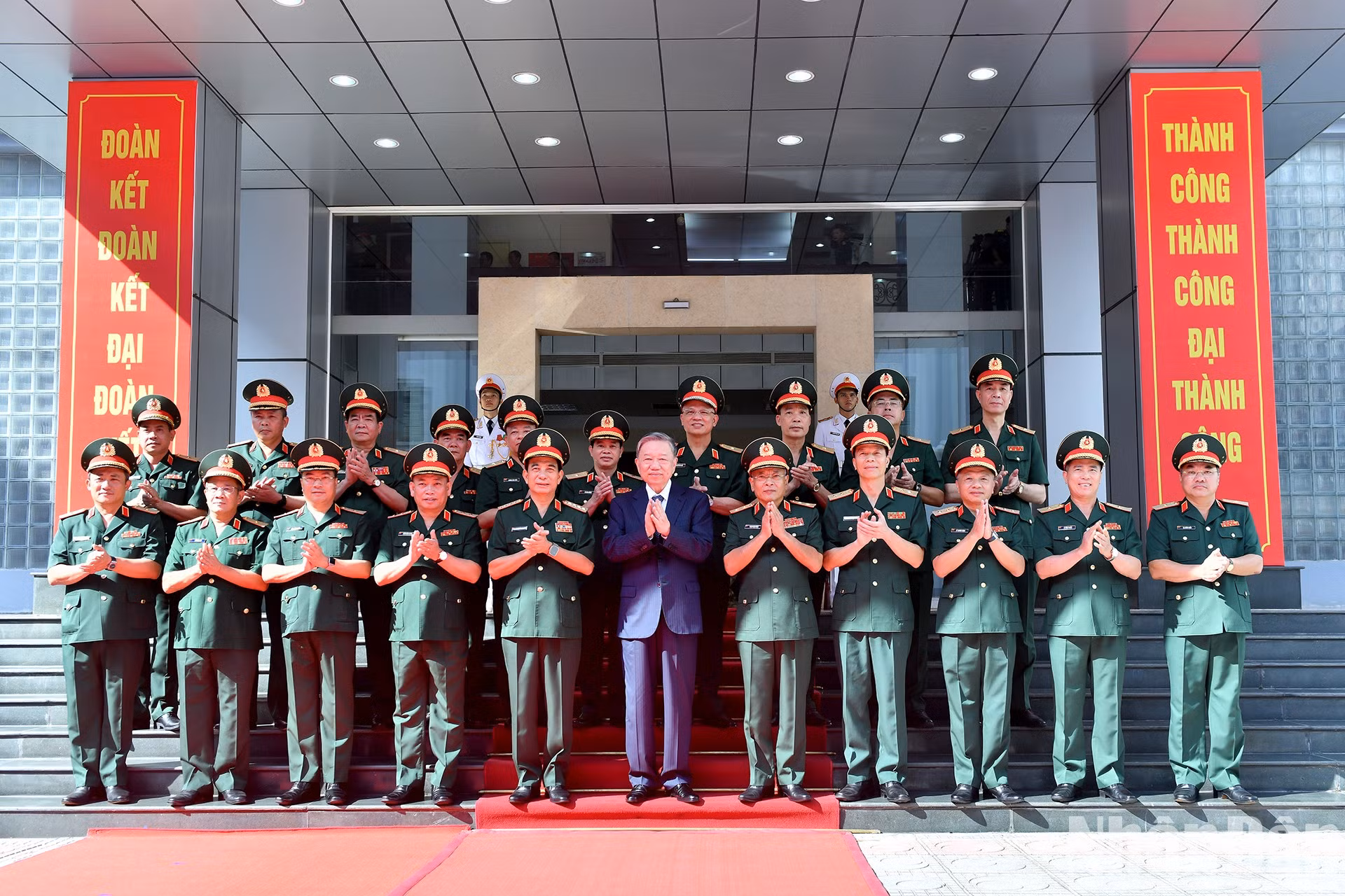 El máximo dirigente vietnamita y los delegados del Departamento General de la Inteligencia.