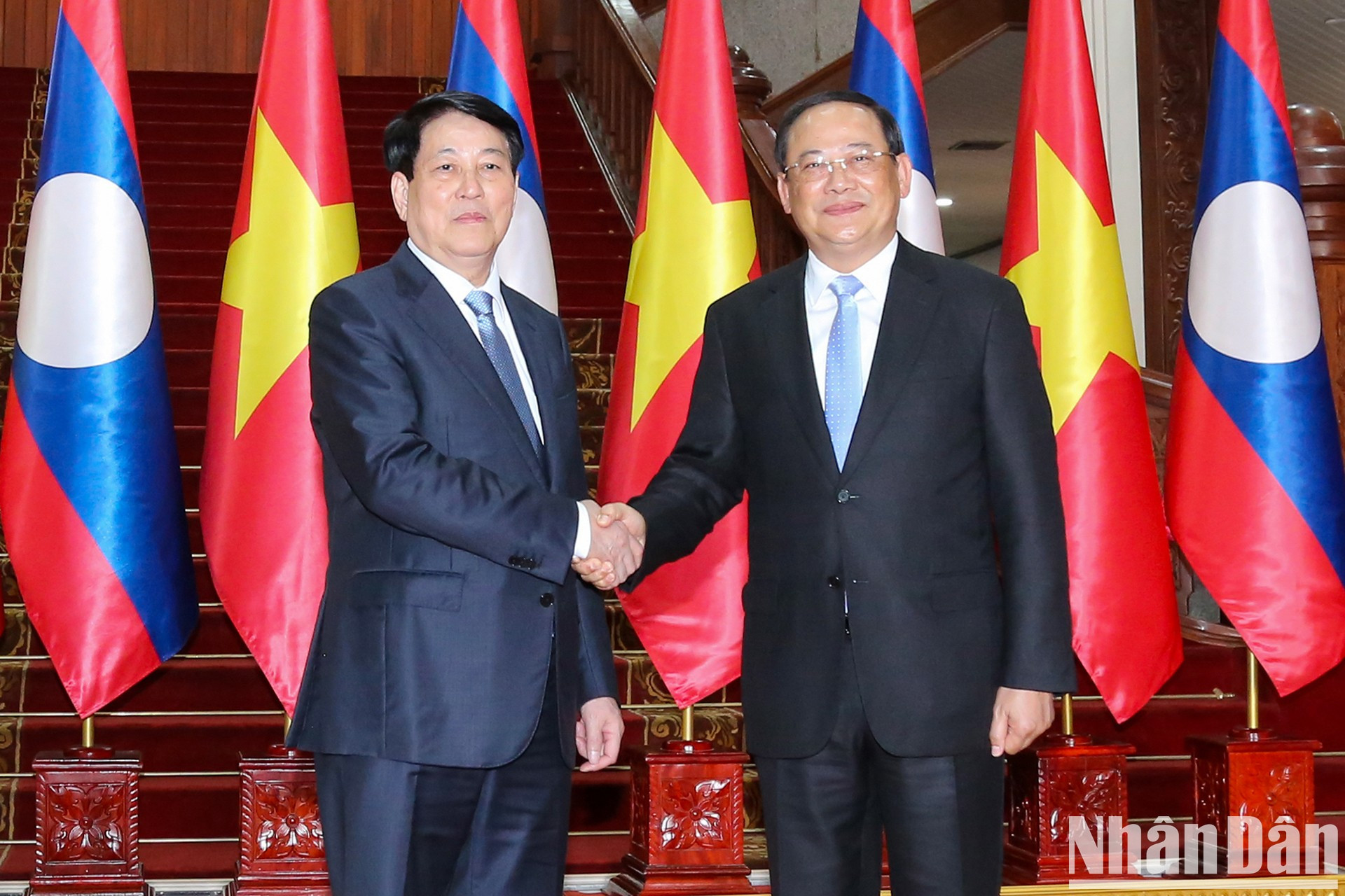 El presidente vietnamita, Luong Cuong (izquierda) se reúne con el primer ministro de Laos, Sonexay Siphandone. (Fuente: VNA) El presidente vietnamita, Luong Cuong (izquierda) se reúne con el primer ministro de Laos, Sonexay Siphandone. (Fuente: VNA)