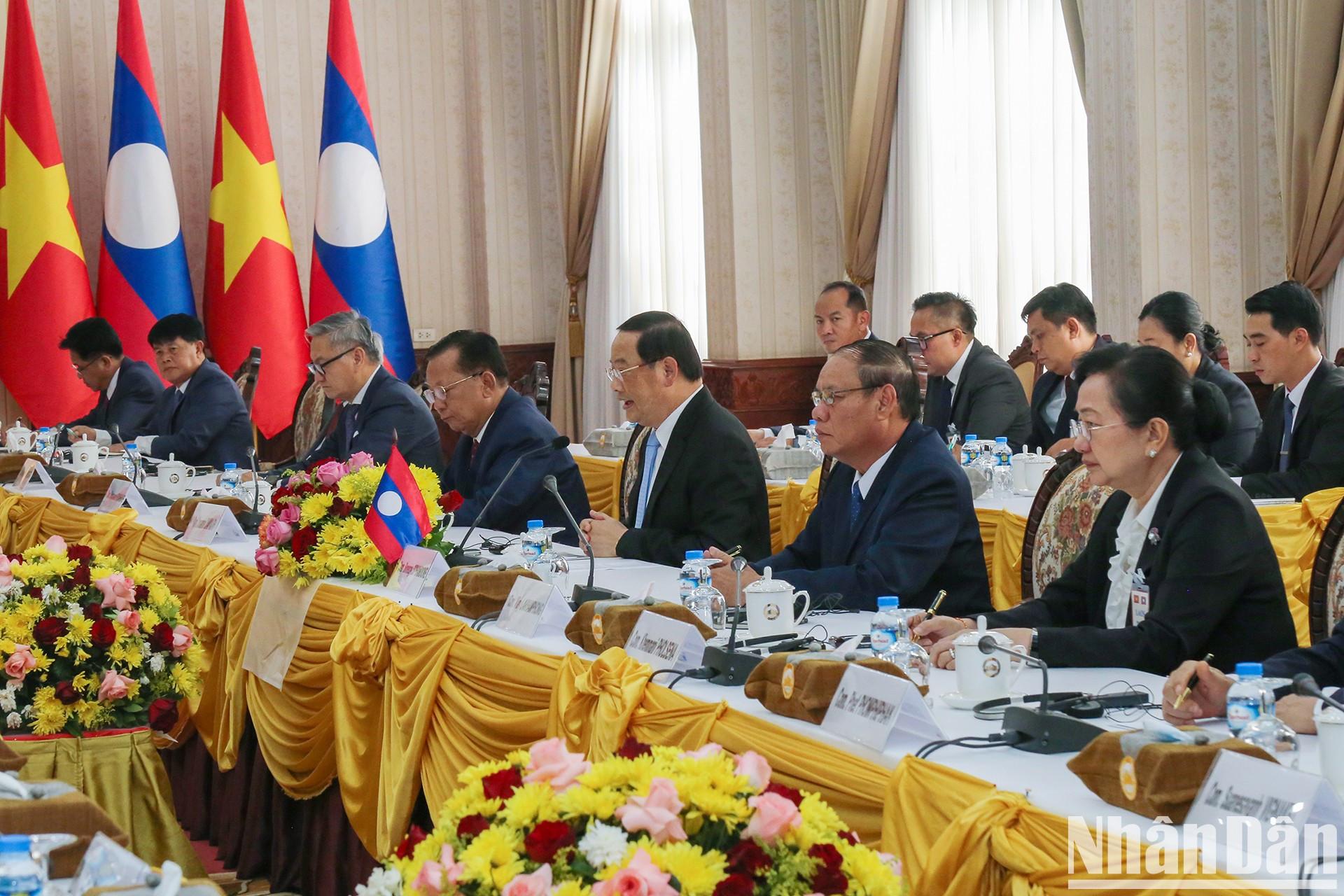 El premier de Laos, Sonexay Siphandone, y los funcionarios laosianos intervienen en la cita. El premier de Laos, Sonexay Siphandone, y los funcionarios laosianos intervienen en la cita.
