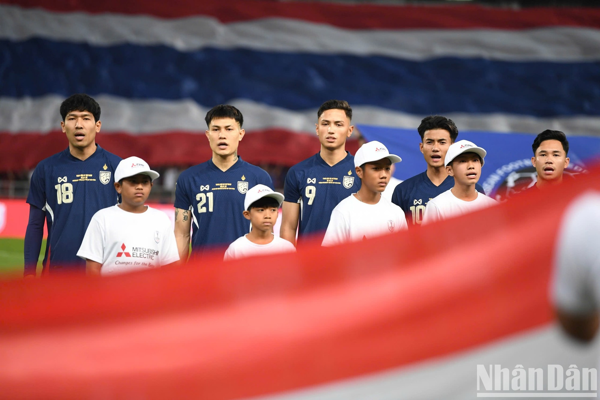 Los futbolistas tailandeses saludan a la bandera y cantan el himno nacional antes de empezar el partido final. Los futbolistas tailandeses saludan a la bandera y cantan el himno nacional antes de empezar el partido final.