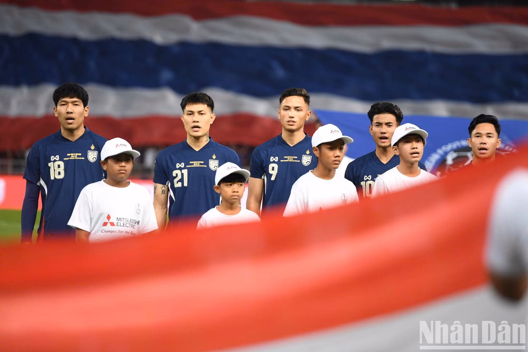 Los futbolistas tailandeses saludan a la bandera y cantan el himno nacional antes de empezar el partido final.