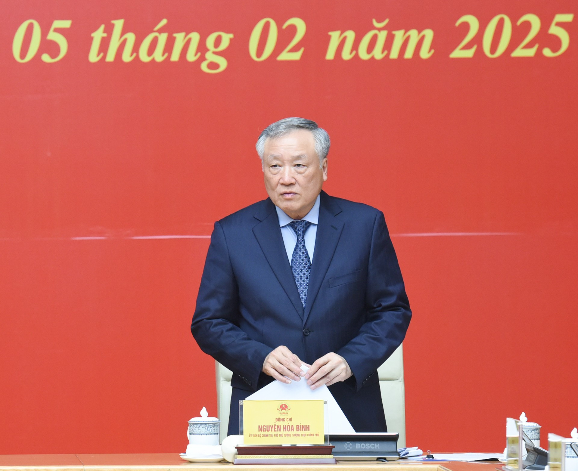 El vice premier permanente Nguyen Hoa Binh presenta su opinión. El vice premier permanente Nguyen Hoa Binh presenta su opinión.