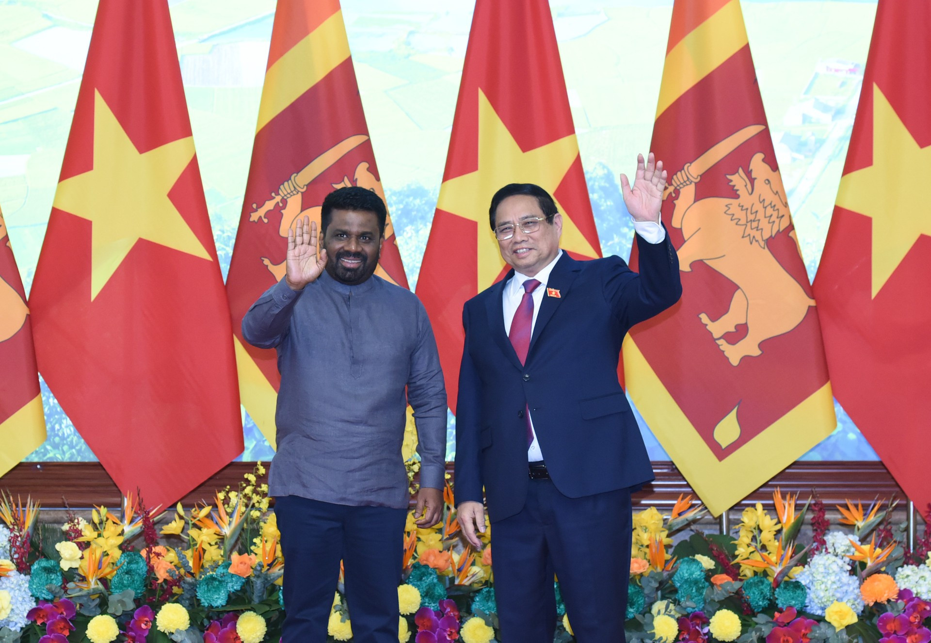 El primer ministro de Vietnam, Pham Minh Chinh (derecha), y el presidente de Sri Lanka, Anura Kumara Dissanayaka.