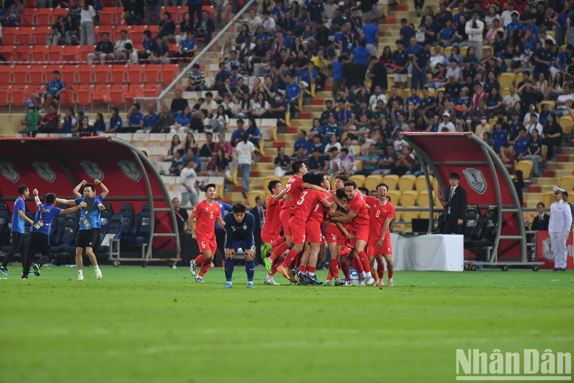 En el minuto 90+20, Hai Long chuta el balón a puerta vacía para poner el 3-2 a favor de Vietnam. En el minuto 90+20, Hai Long chuta el balón a puerta vacía para poner el 3-2 a favor de Vietnam.