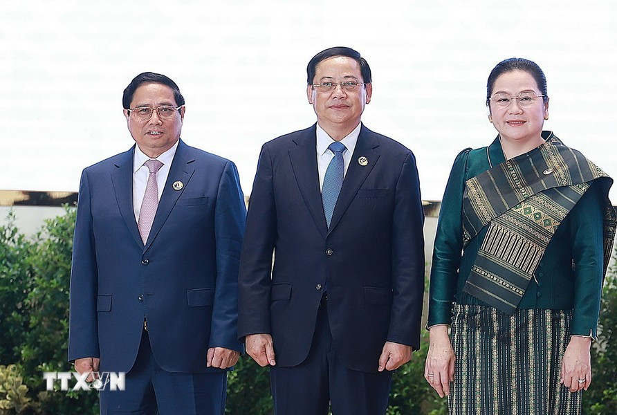 El primer ministro de Laos, presidente de la Asean 2024, Sonexay Siphandone, y su esposa dieron la bienvenida a su homólogo vietnamita, Pham Minh Chinh.
