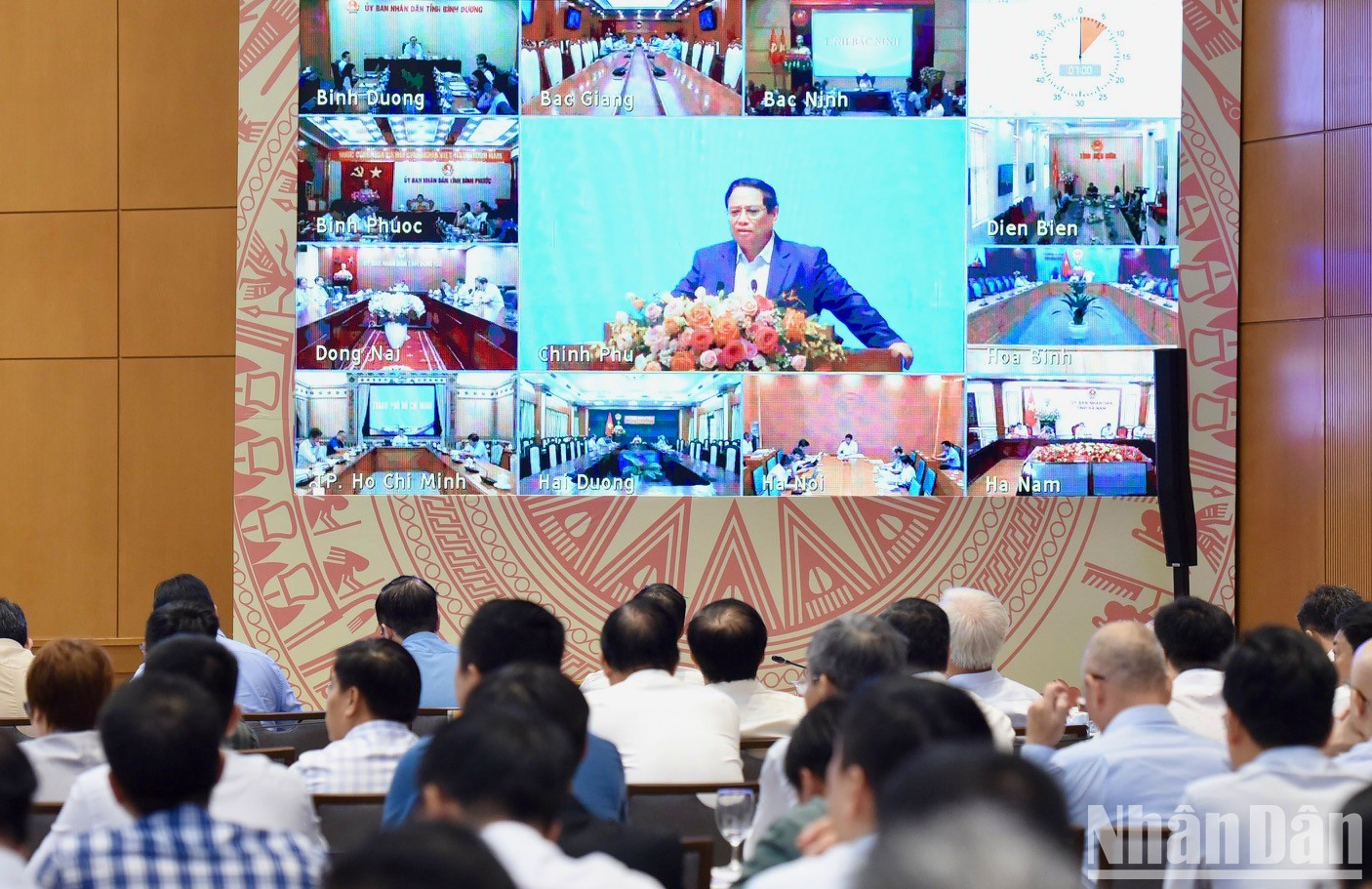 La conferencia se realiza de manera virtual, conectando a 32 puntos de videoconferencia.