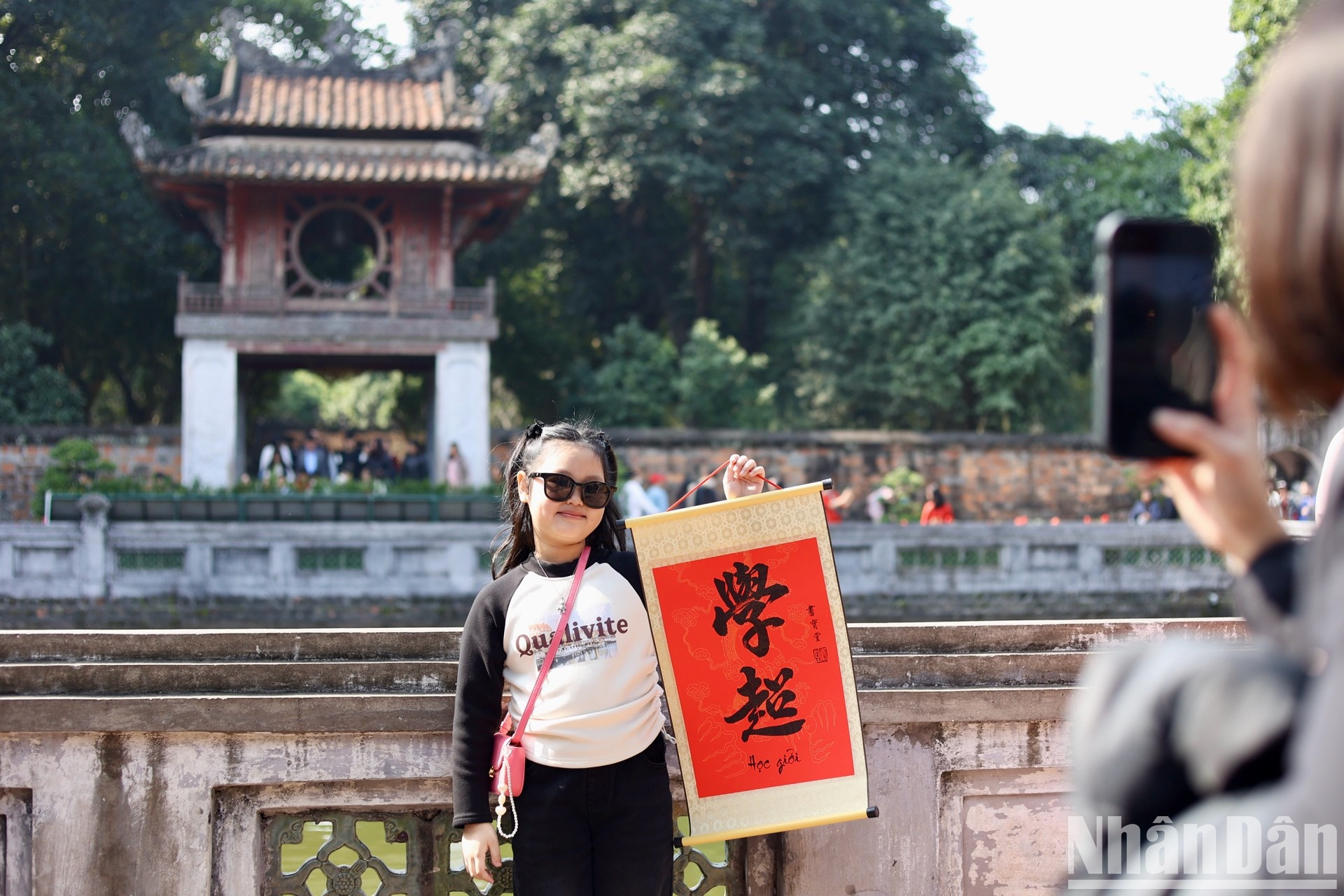 Además de pedir letras de caligrafía, los visitantes aprovechan oportunidad de contemplar la arquitectura pintoresca y tomar foto. Además de pedir letras de caligrafía, los visitantes aprovechan oportunidad de contemplar la arquitectura pintoresca y tomar foto.