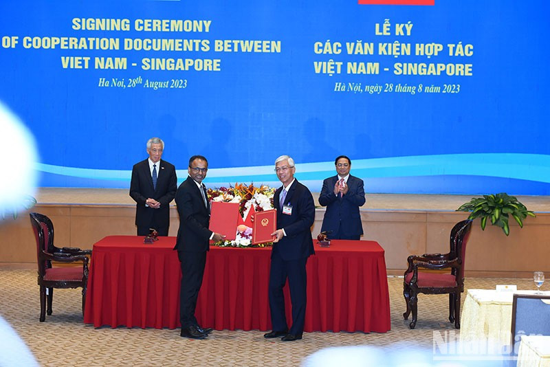 El Comité Popular de Ciudad Ho Chi Minh y la Agencia Asiática de Infraestructura de Singapur firman un memorando de entendimiento sobre la promoción del desarrollo de infraestructura sostenible en la urbe vietnamita.