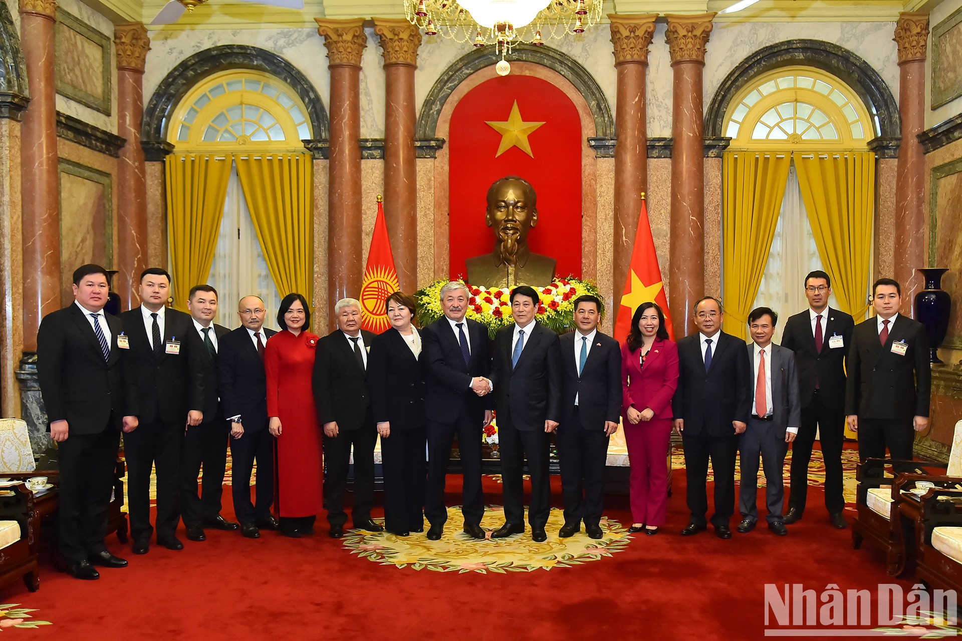 El presidente vietnamita Luong Cuong, el premier kirguís Adylbek Kasimalyev y los asistentes al encuentro. El presidente vietnamita Luong Cuong, el premier kirguís Adylbek Kasimalyev y los asistentes al encuentro.