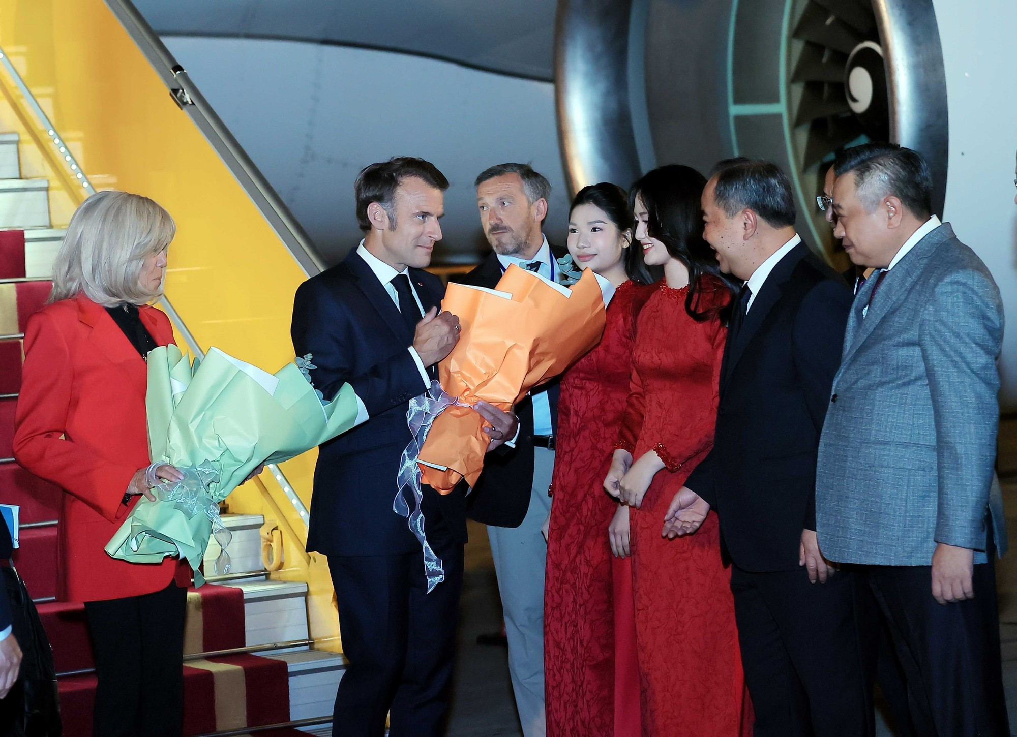 El presidente de Francia, Emmanuel Macron, llega al aeropuerto internacional de Noi Bai, iniciando su visita de Estado a Vietnam.