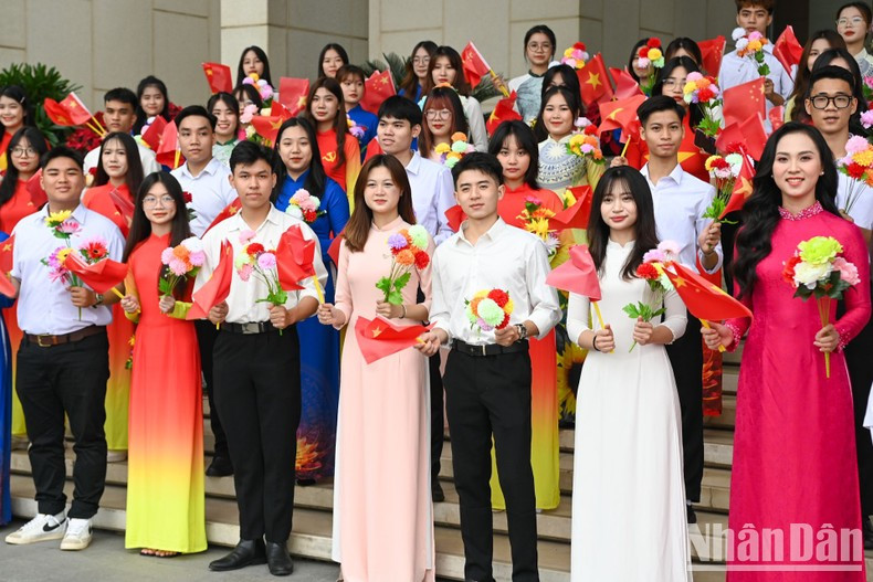 Jóvenes vietnamitas dan bienvenida a la delegación china.