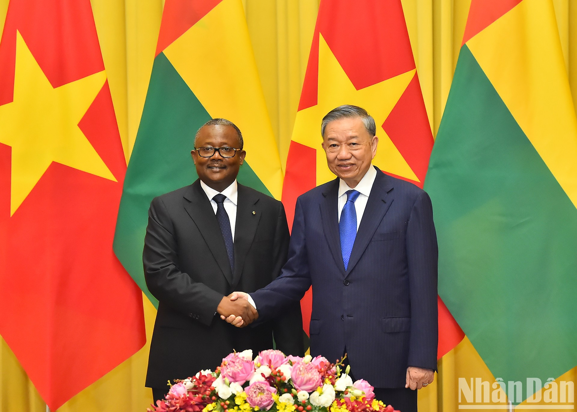 El secretario general del Partido Comunista y presidente de Vietnam, To Lam, y el presidente de Guinea-Bissau, Umaro Sissoco Embaló en el encuentro. El secretario general del Partido Comunista y presidente de Vietnam, To Lam, y el presidente de Guinea-Bissau, Umaro Sissoco Embaló en el encuentro.