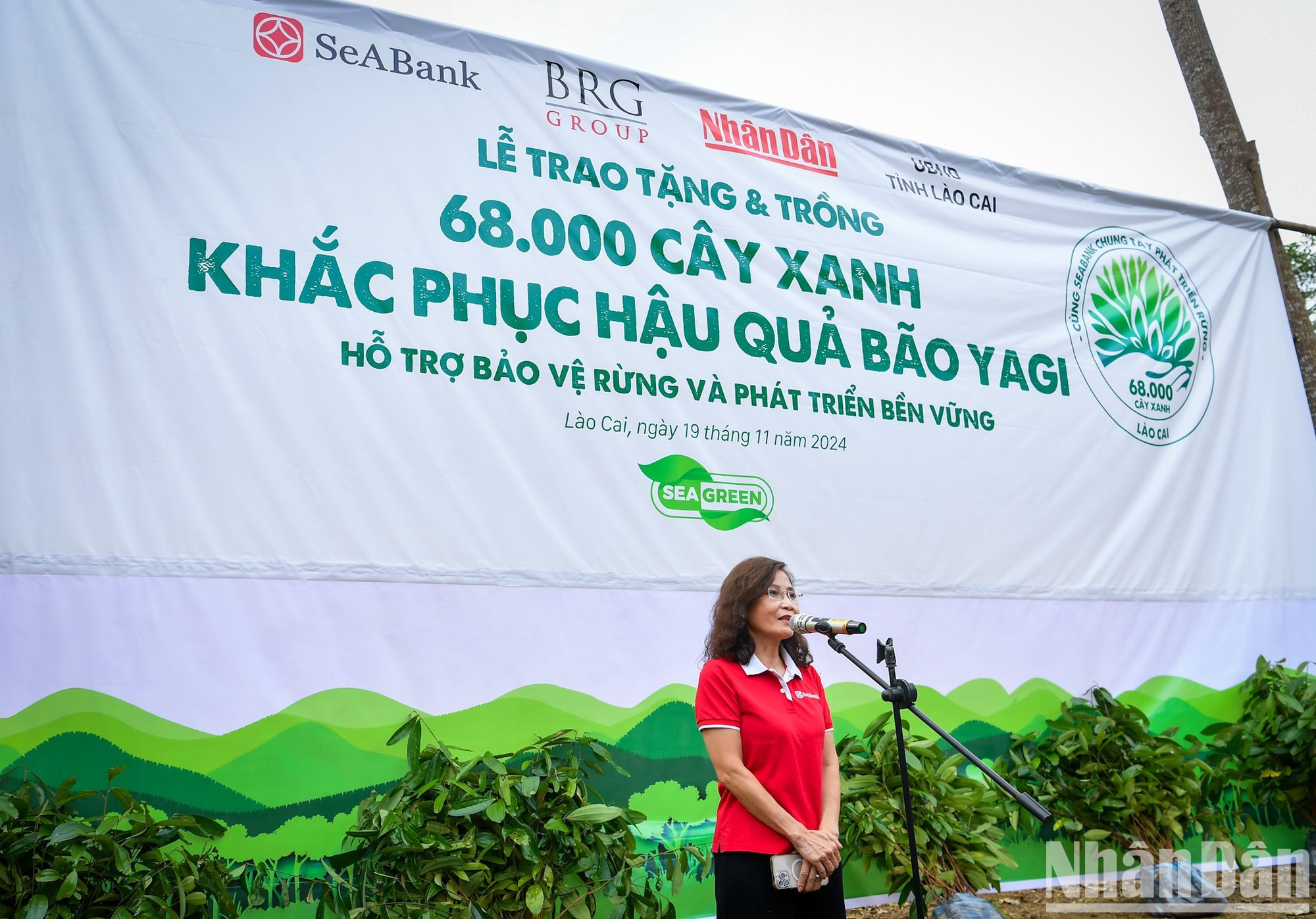 La representante del Banco SeABank expresa su honor de acompañar al periódico Nhan Dan en este programa significativo en Lao Cai. Al mismo tiempo, reafirma su compromiso de seguir apoyando a la población de la aldea de Lang Nu y a las comunidades étnicas de Lao Cai para hacer frente a las consecuencias de los desastres naturales. La representante del Banco SeABank expresa su honor de acompañar al periódico Nhan Dan en este programa significativo en Lao Cai. Al mismo tiempo, reafirma su compromiso de seguir apoyando a la población de la aldea de Lang Nu y a las comunidades étnicas de Lao Cai para hacer frente a las consecuencias de los desastres naturales.