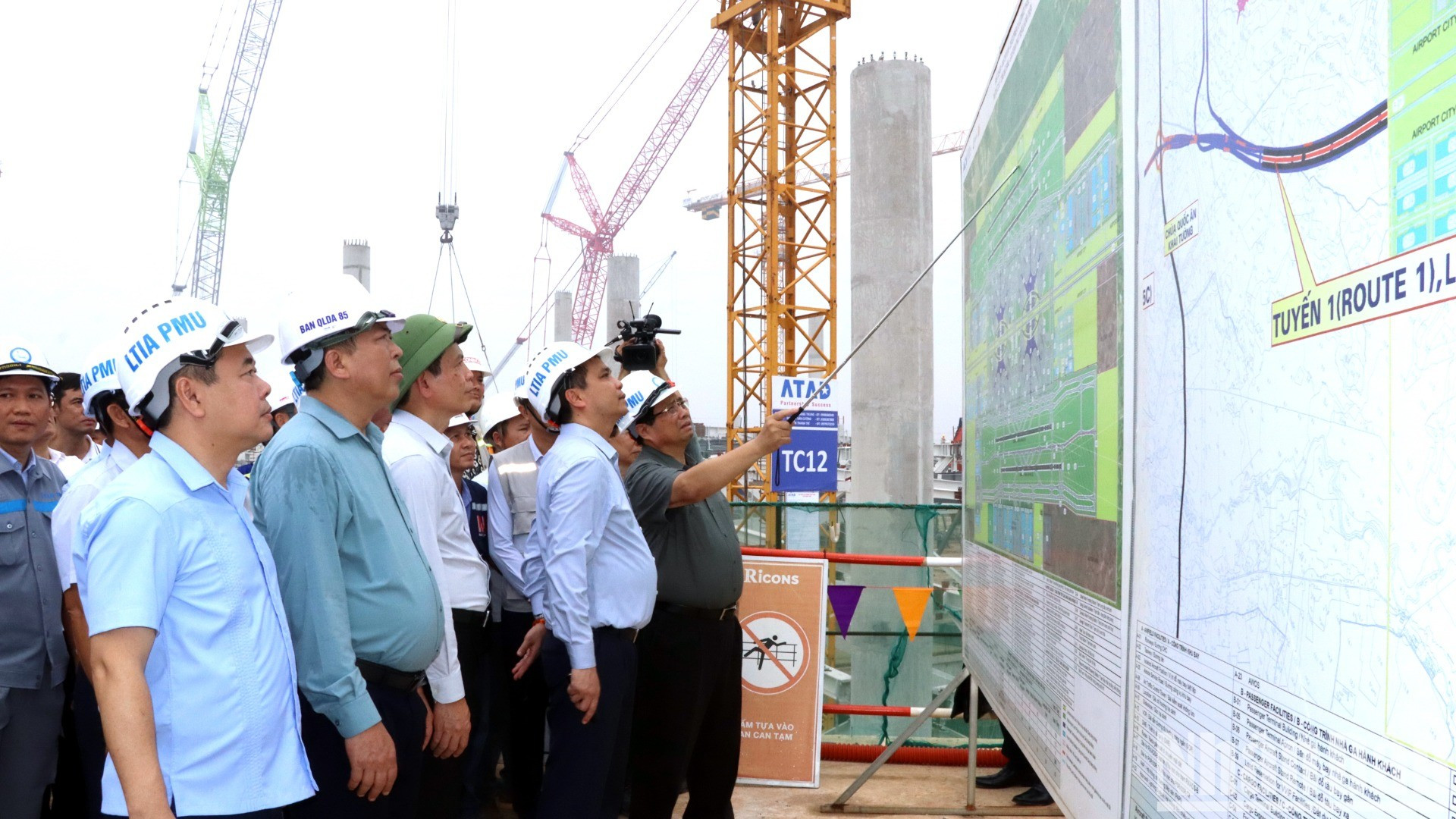 El premier inspecciona el progreso de la construcción.