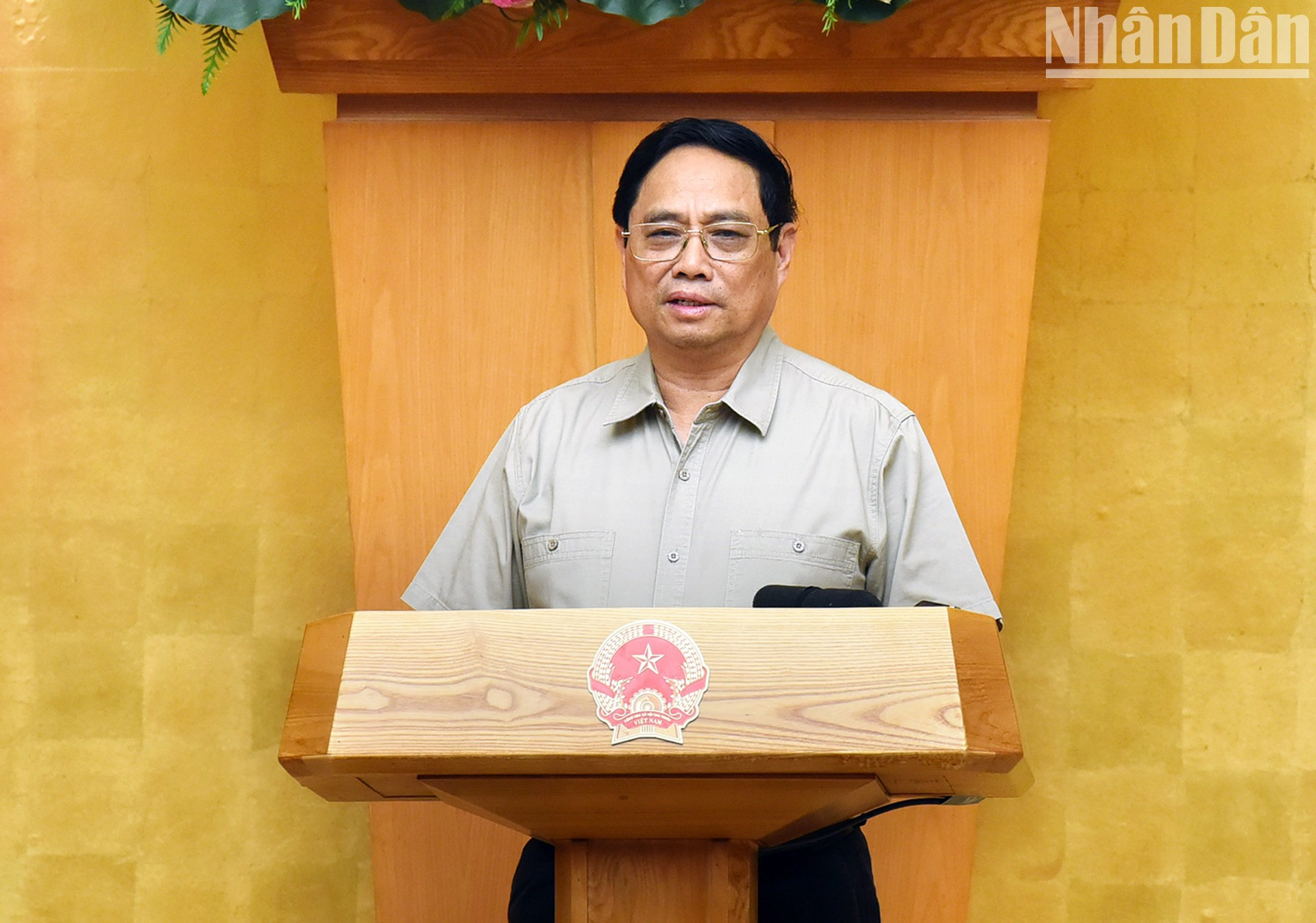 Durante la reunión, Pham Minh Chinh señaló que, desde el inicio de su mandato, el Gobierno organizó 19 reuniones temáticas sobre elaboración de leyes y presentó 35 proyectos de ley, ordenanzas y resoluciones a la Asamblea Nacional para su aprobación.