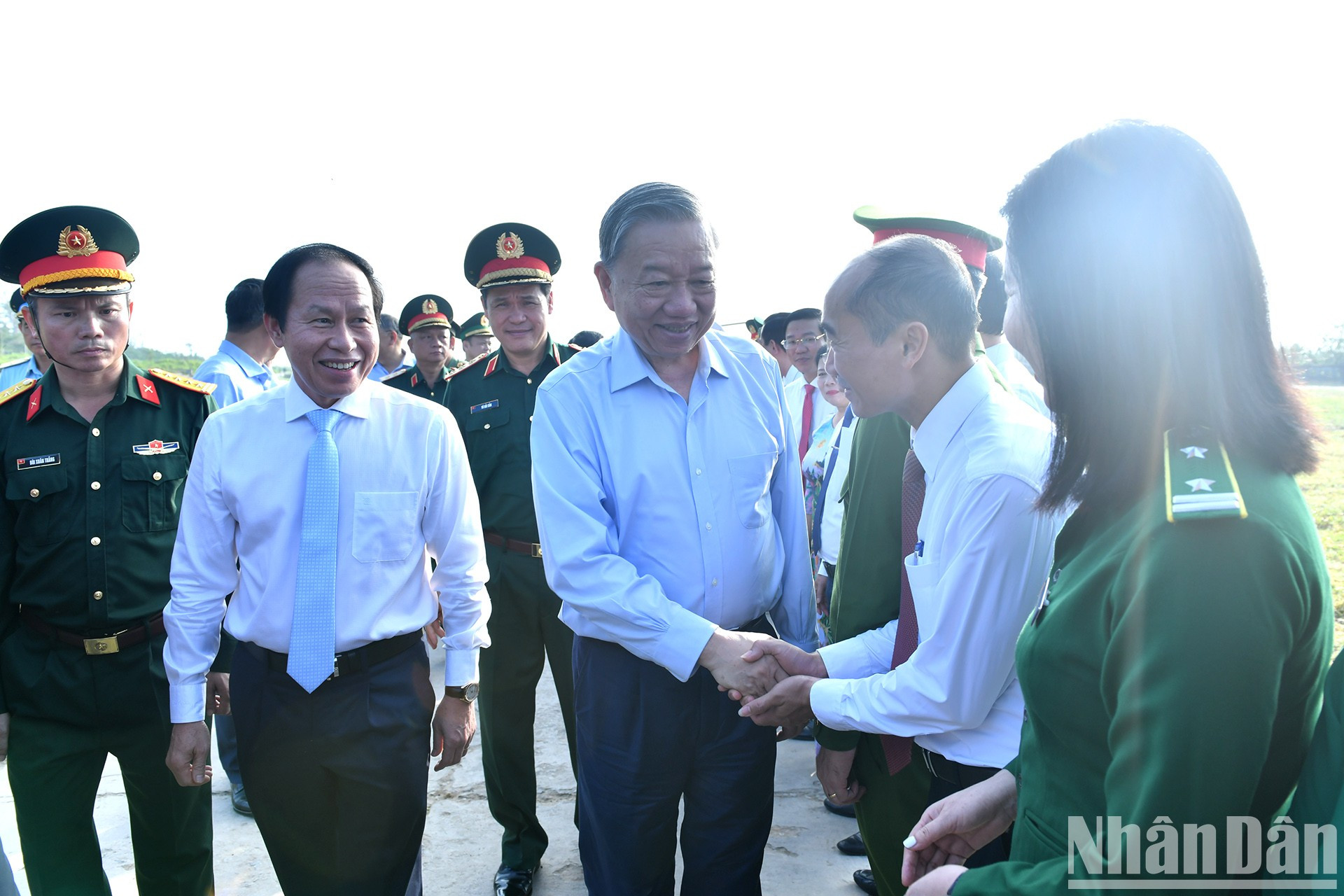 El secretario general del PCV, To Lam, saluda a la población y al ejército en la isla.