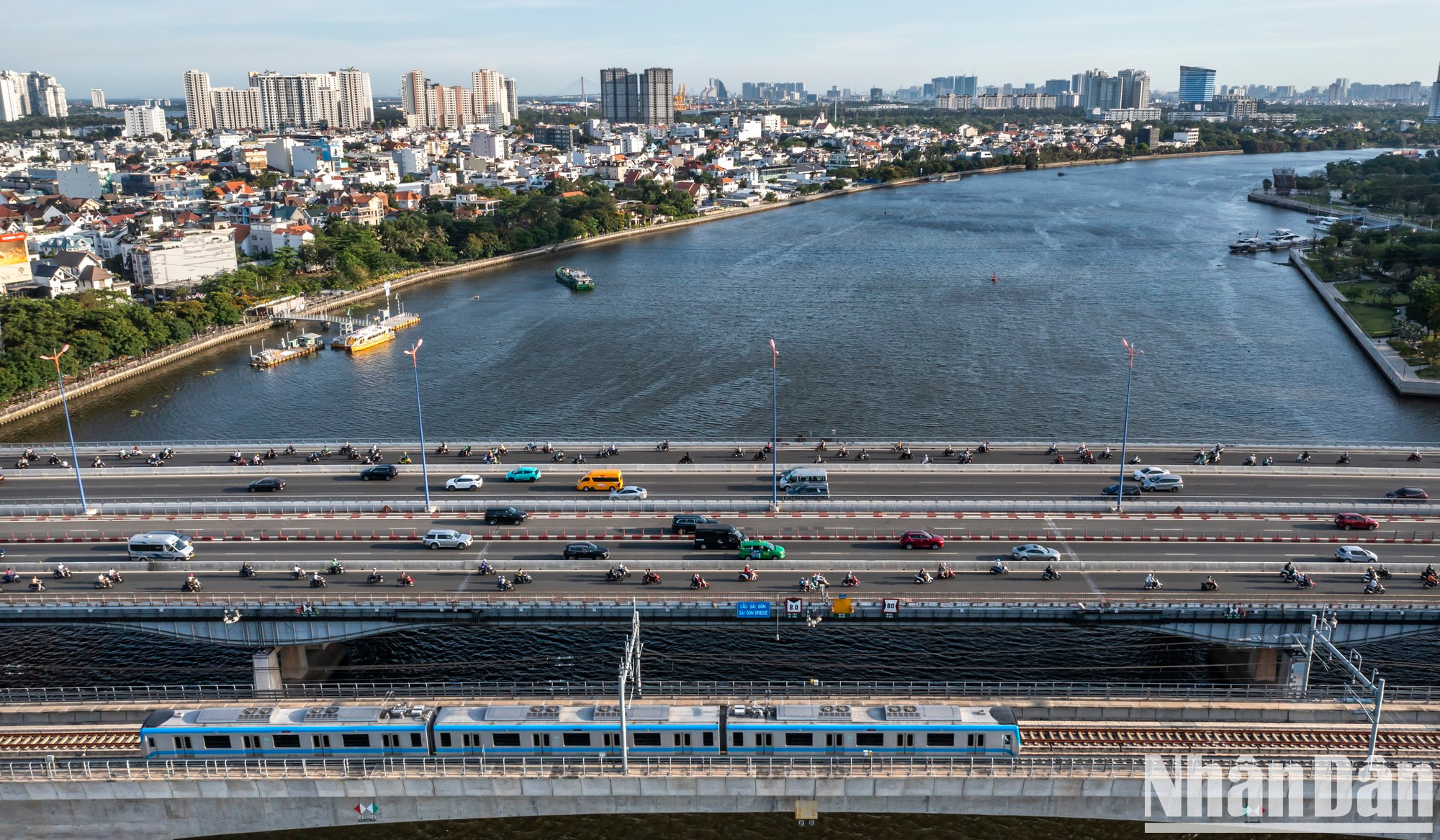 A finales de 2024 entró en funcionamiento la línea de metro Ben Thanh-Suoi Tien, lo que supuso un hito en el desarrollo de una infraestructura de transporte moderna y sostenible en Ciudad Ho Chi Minh.