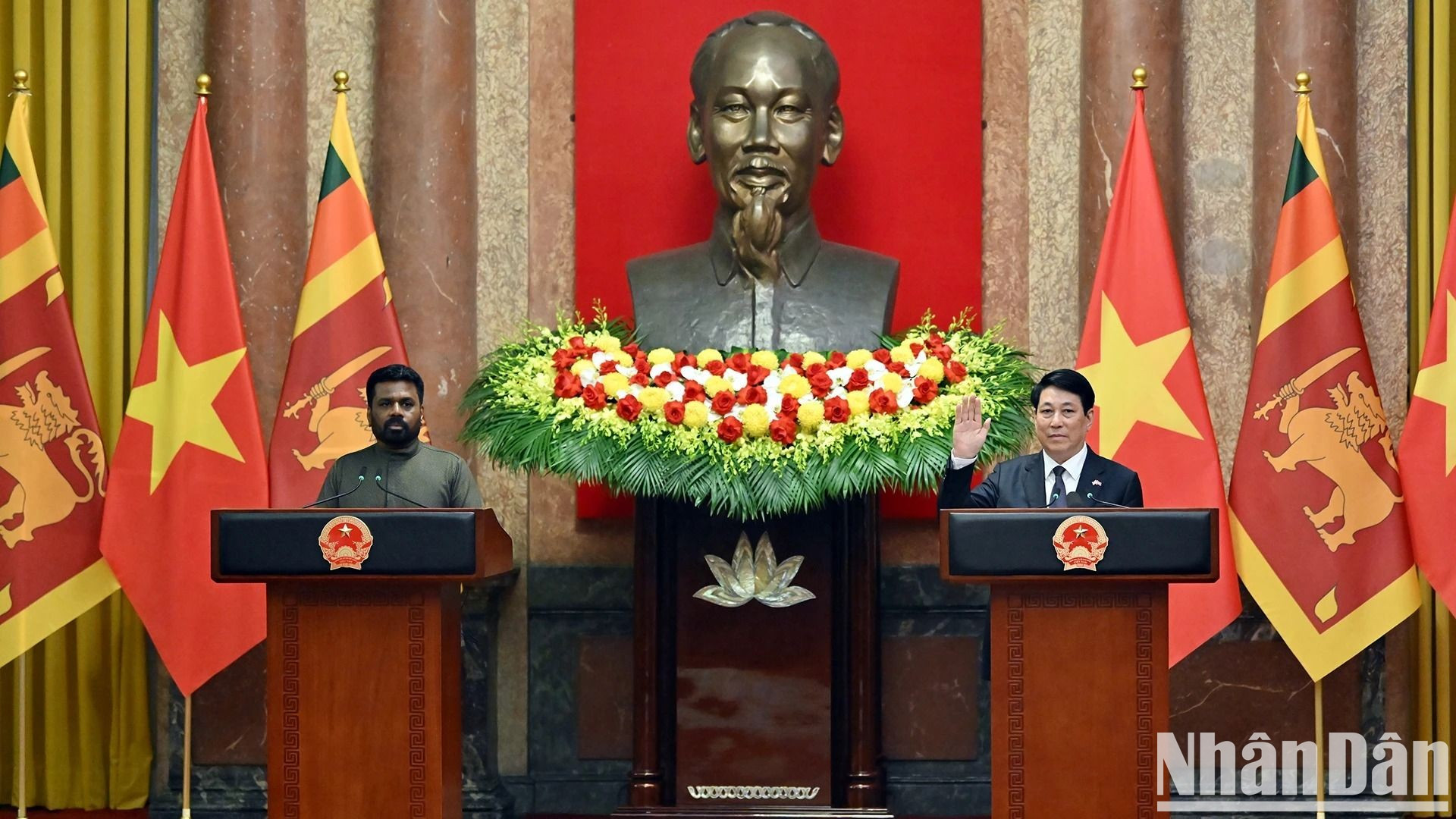 Ambos dirigentes ofrecen una conferencia de prensa.