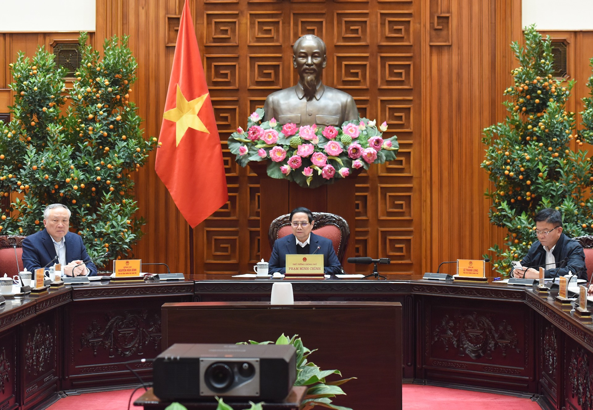 El premier Pham Minh Chinh dirige la reunión. El premier Pham Minh Chinh dirige la reunión.