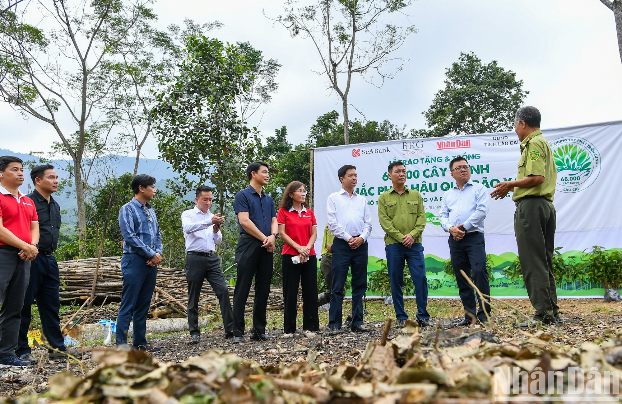 Los miembros de la delegación intercambian con los guardabosques de la provincia de Lao Cai antes de plantar árboles. Los miembros de la delegación intercambian con los guardabosques de la provincia de Lao Cai antes de plantar árboles.