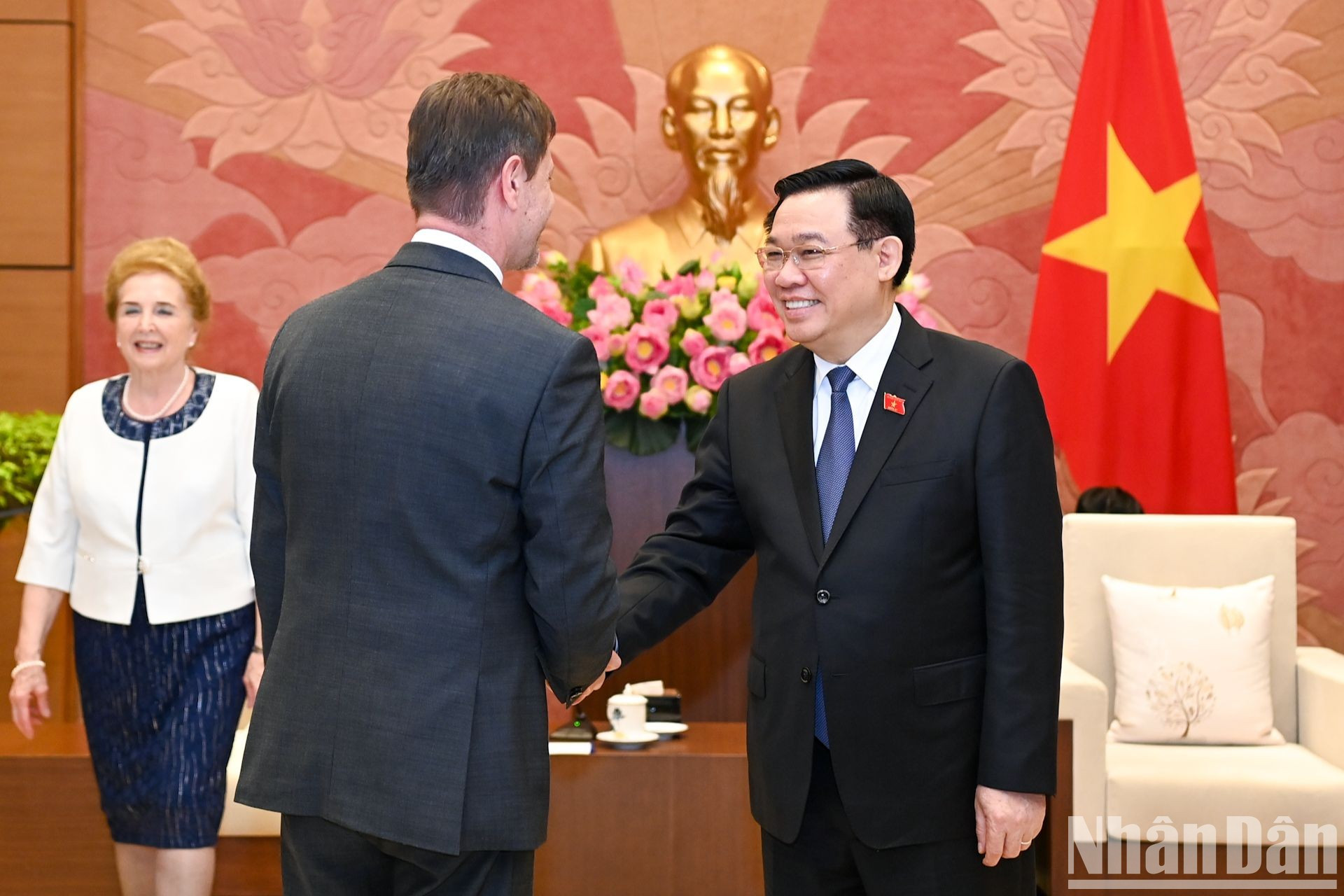 El máximo legislador vietnamita y delegados húngaros.