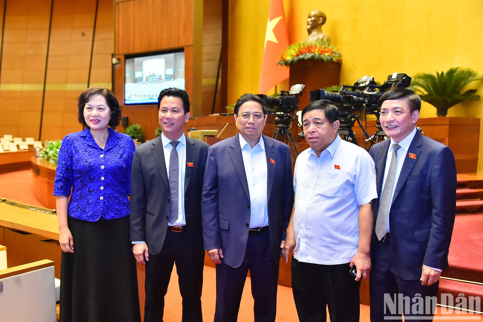 El premier vietnamita Pham Minh Chinh (C) y los delegados.