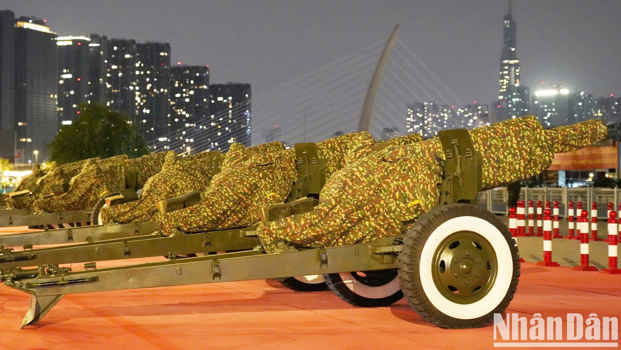 Según lo previsto, el acto por el 50 aniversario de la Liberación del Sur y la Reunificación Nacional incluirá un desfile militar con unas 13 mil personas y una salva de 21 cañonazos al son del himno nacional vietnamita. Habrá un despliegue aéreo de la Fuerza Aérea con Yak-130 y Su-30MK2.