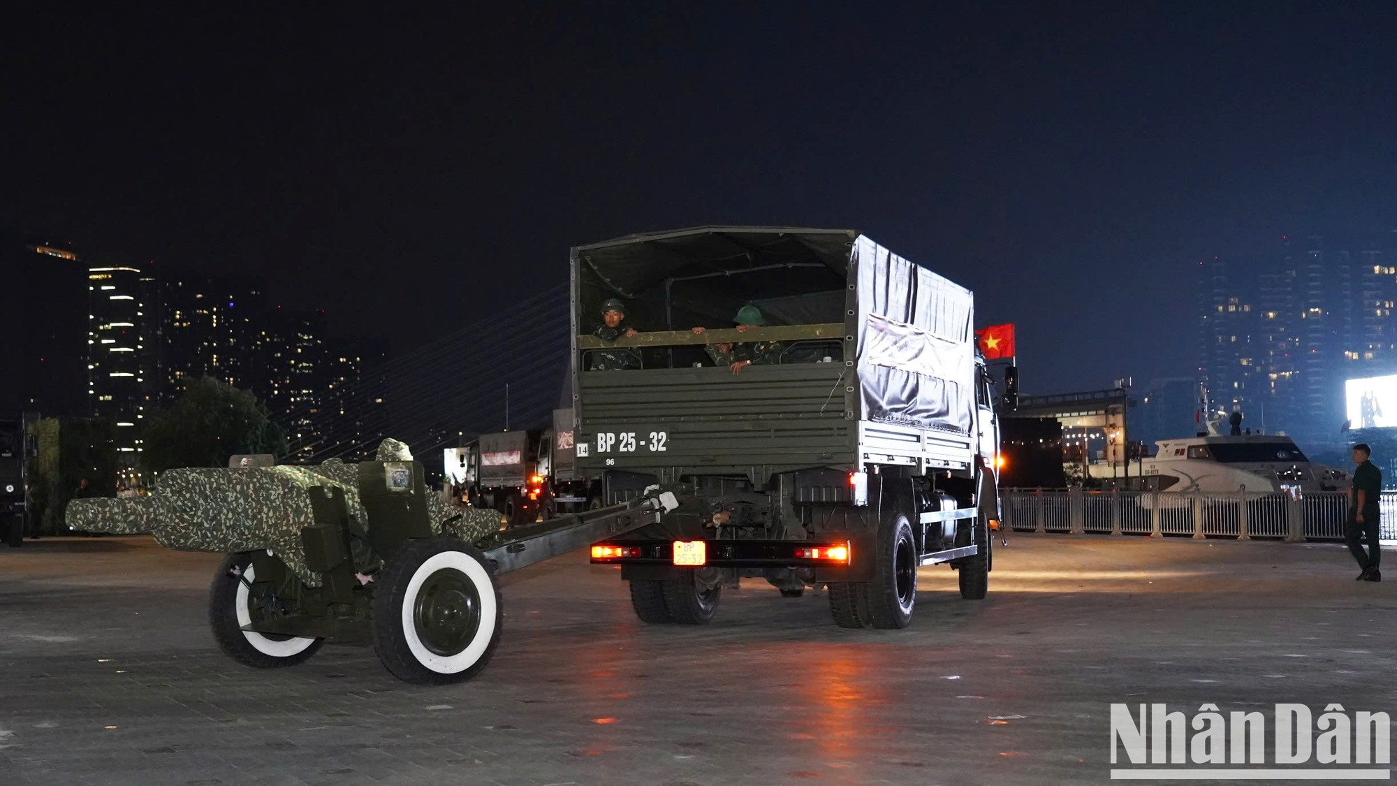 El convoy fue escoltado por fuerzas de seguridad y se movió de noche para garantizar la seguridad y no afectar al tráfico.