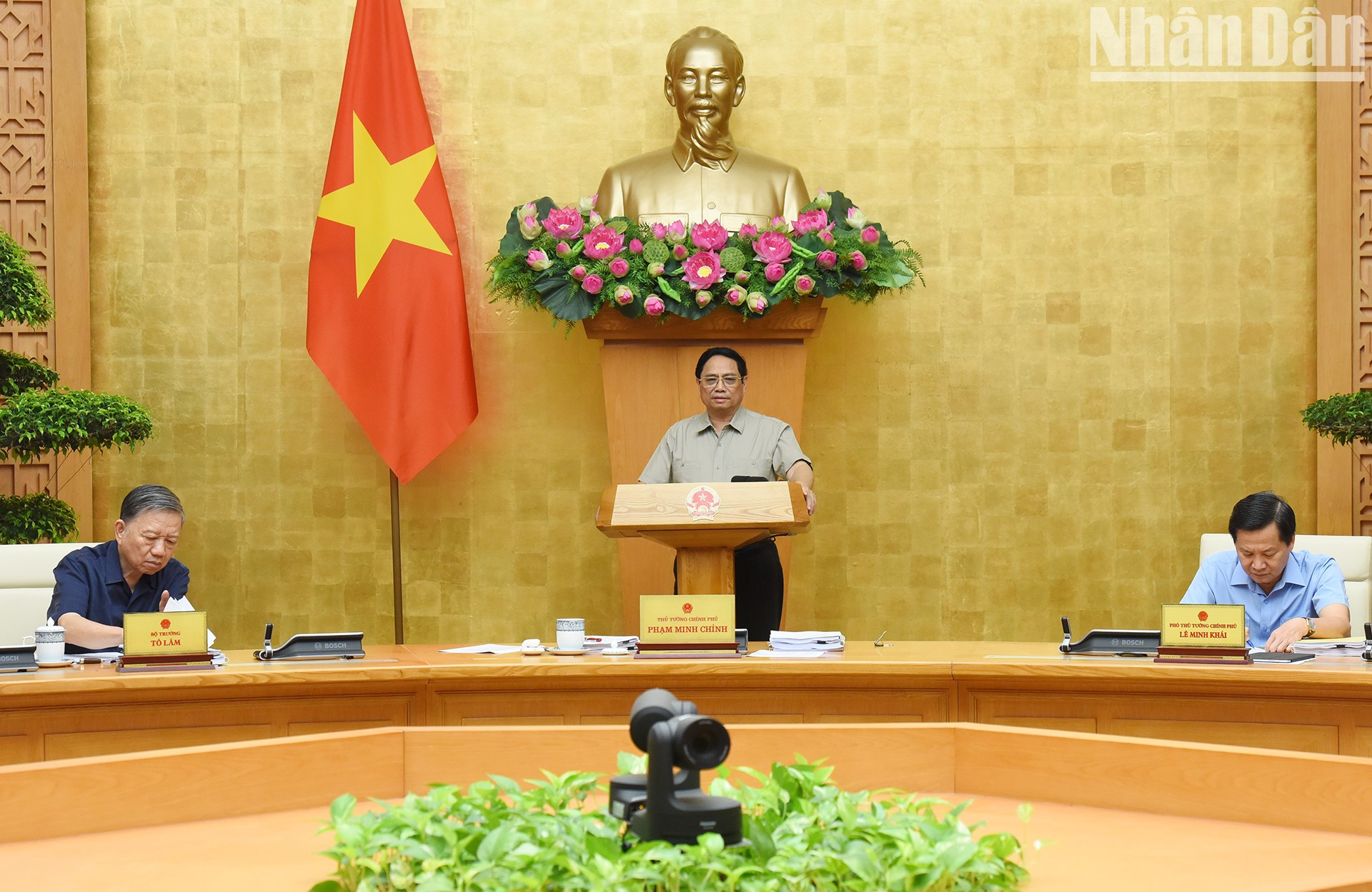El primer ministro, Pham Minh Chinh, preside la reunión.