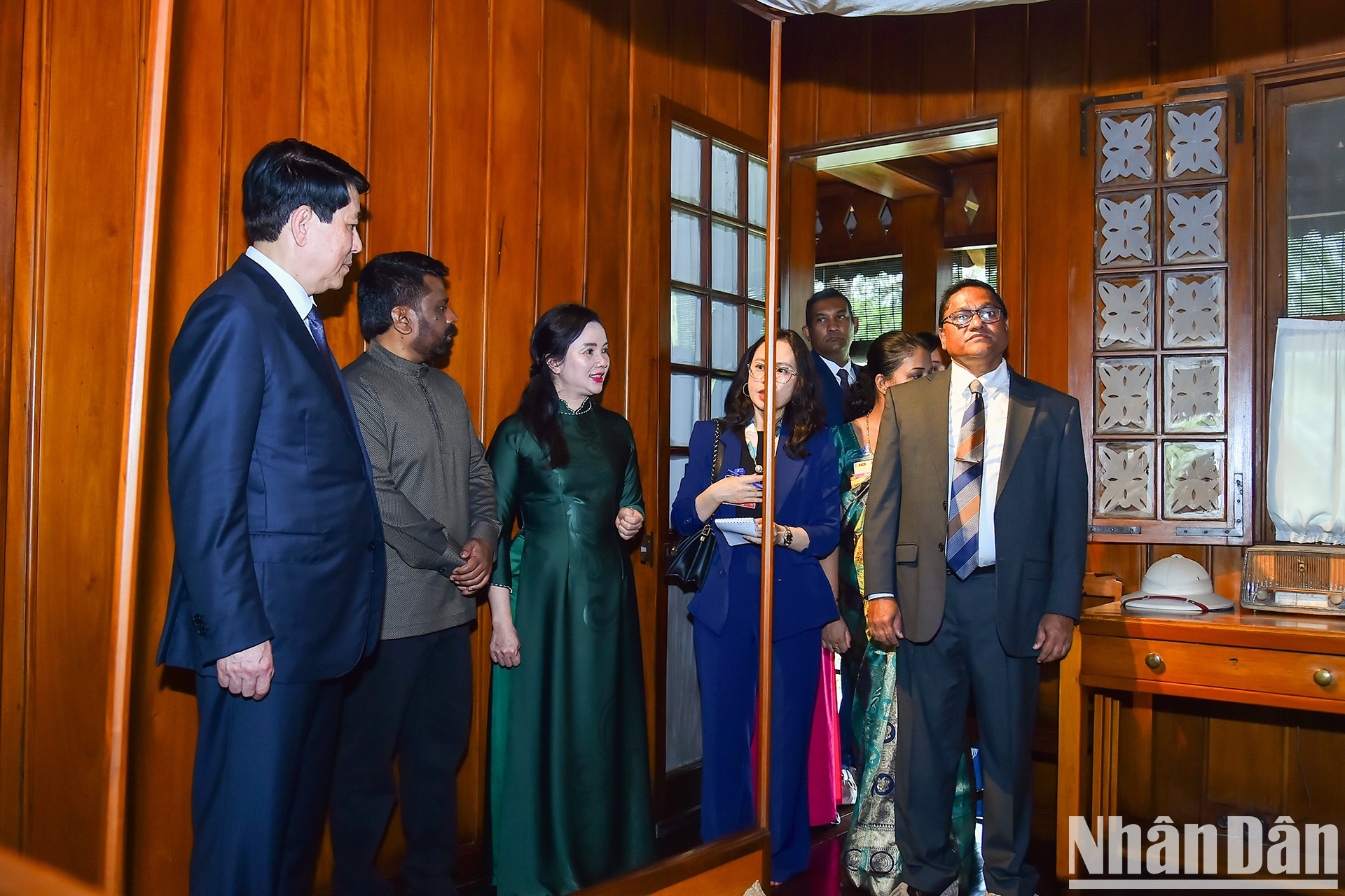 Los mandatario visitan la Casa sobre pilotes donde vivía el Tío Ho.