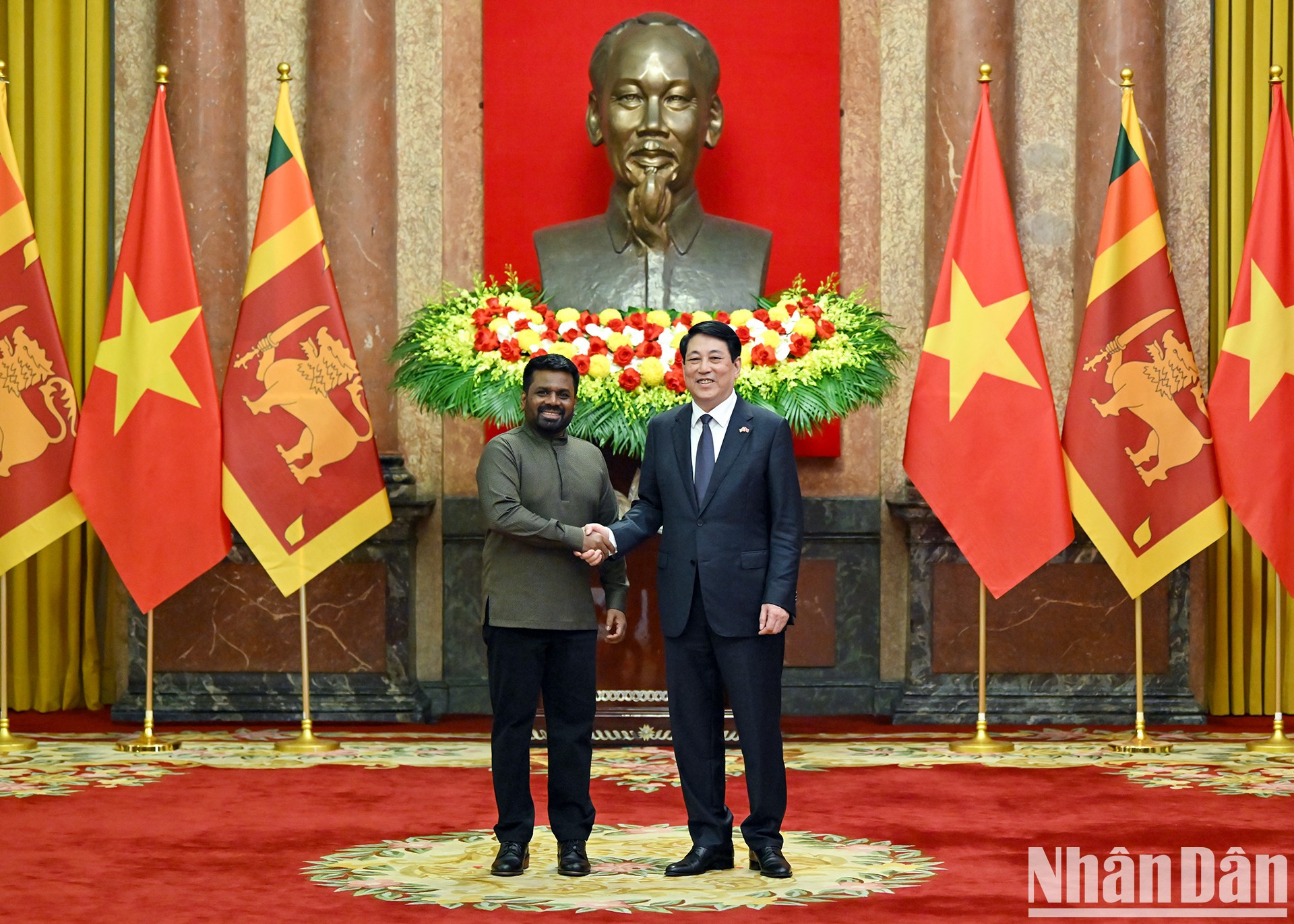 El presidente de Vietnam, Luong Cuong (D), y su homólogo esrilanqués, Anura Kumara Dissanayaka. El presidente de Vietnam, Luong Cuong (D), y su homólogo esrilanqués, Anura Kumara Dissanayaka.