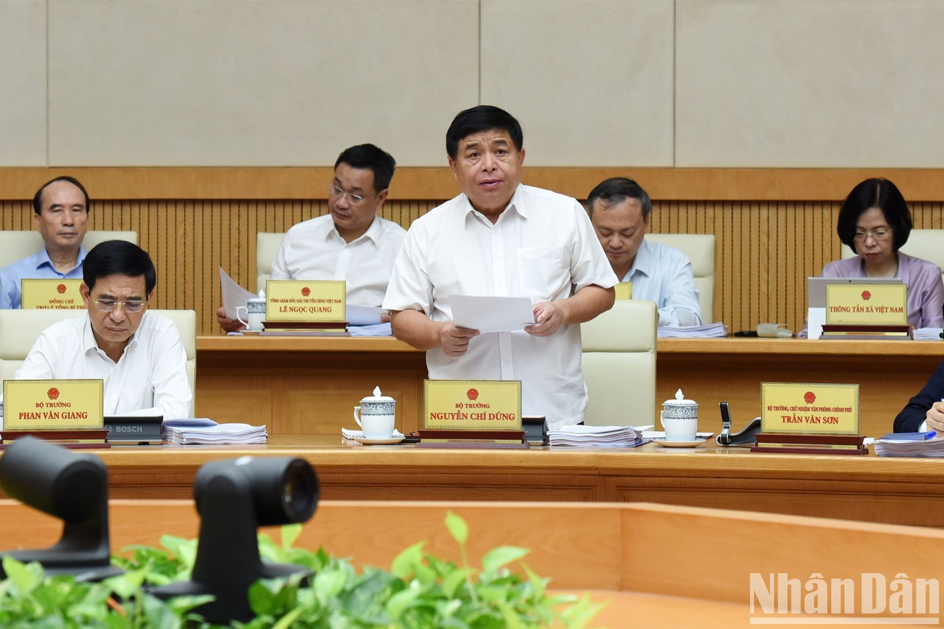 El ministro de Planificación e Inversiones, Nguyen Chi Dung, presenta su opinión.