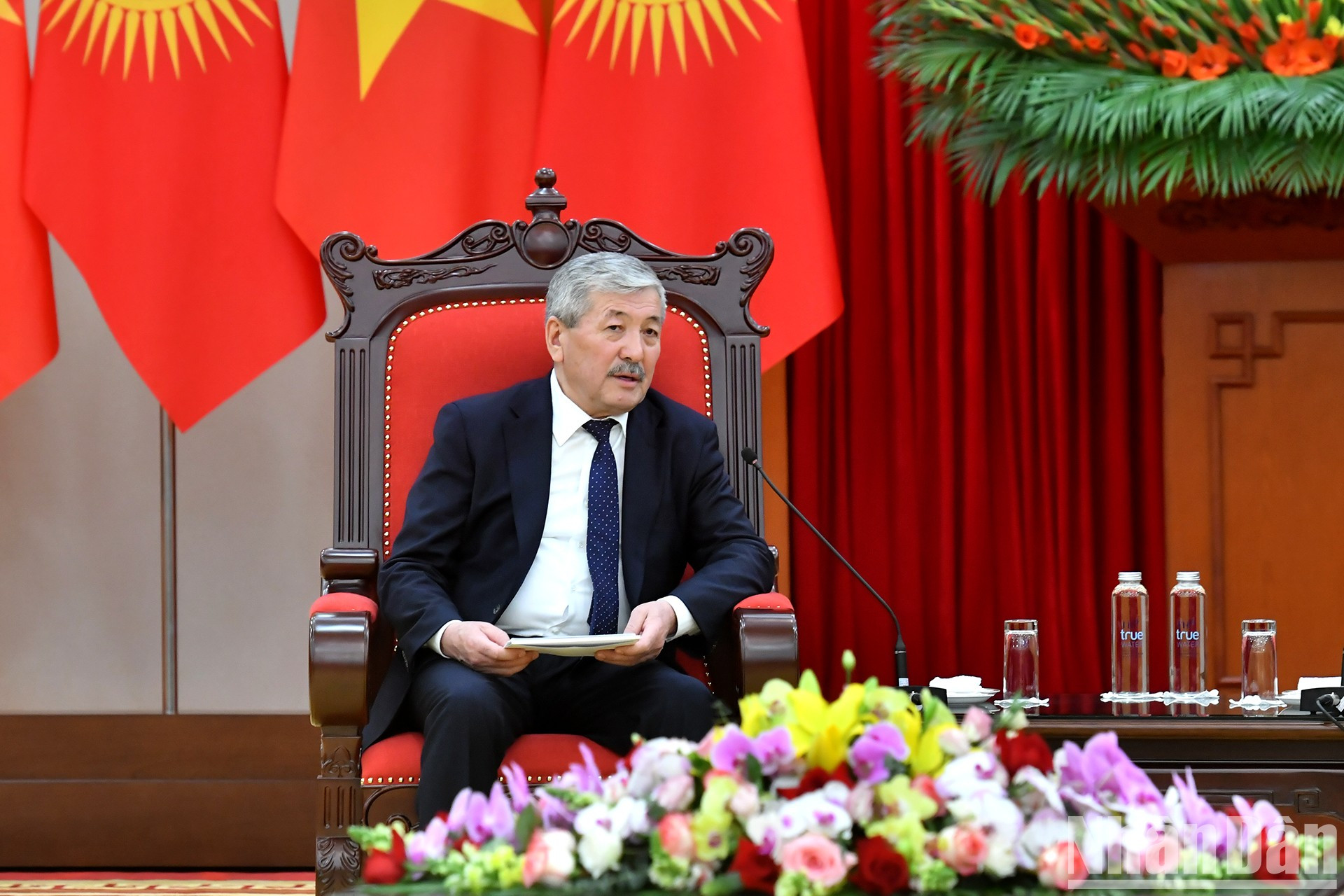 El primer ministro de Kirguistán, Adylbek Kasimalyev, habla en la cita. El primer ministro de Kirguistán, Adylbek Kasimalyev, habla en la cita.