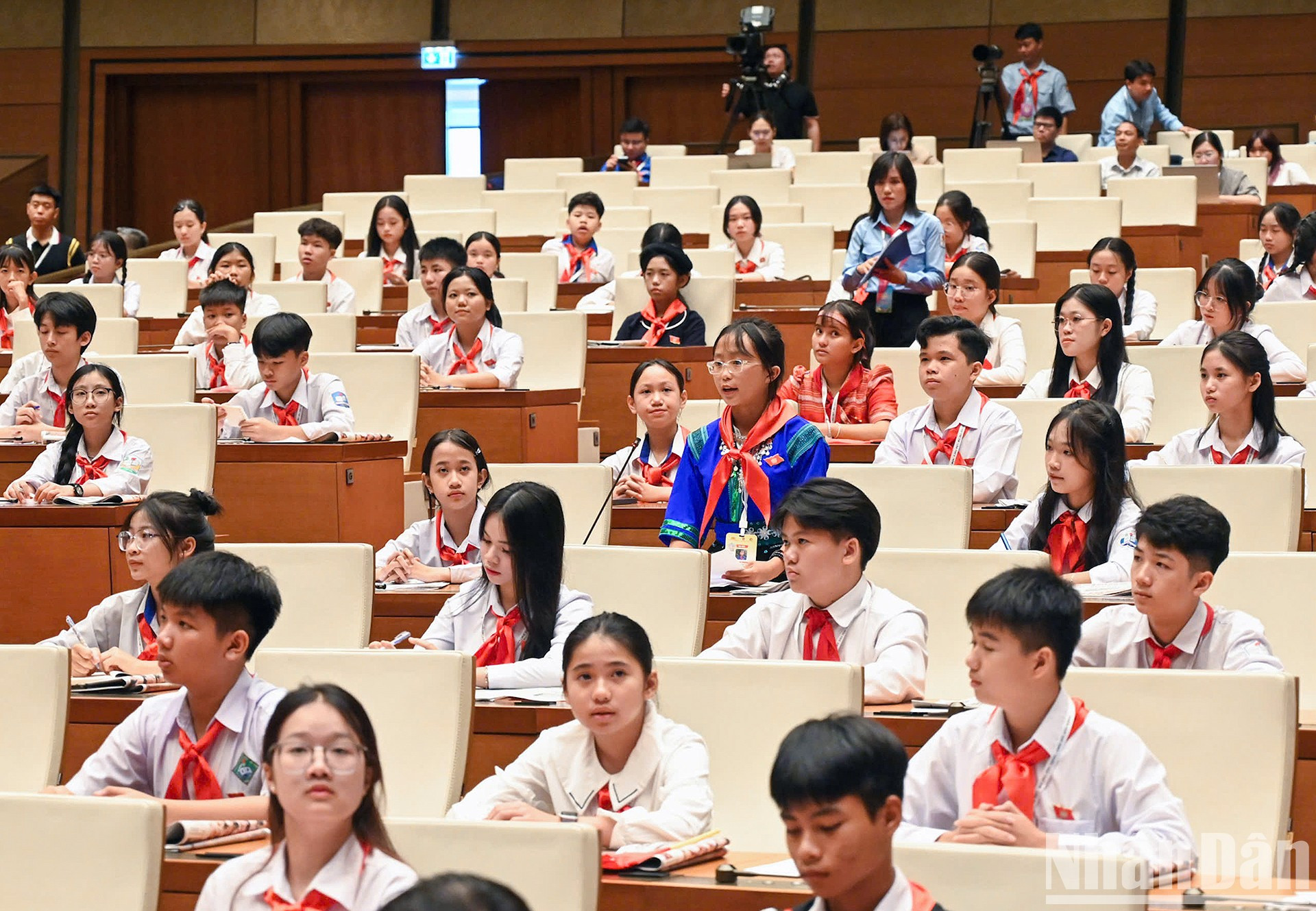Los delegados debaten sobre dos temas: “Prevención y lucha contra la violencia escolar, creando un entorno seguro para los niños” y “Prevención y lucha contra los efectos nocivos del tabaco y estimulantes en el entorno escolar”.