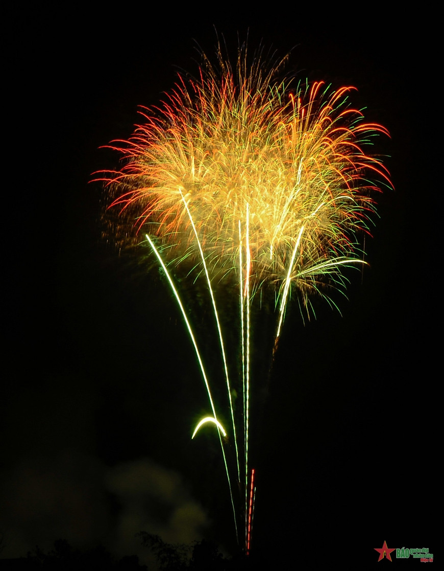 El espectáculo de fuegos artififiales en la ciudad de Can Tho. (Foto: QDND) El espectáculo de fuegos artififiales en la ciudad de Can Tho. (Foto: QDND)