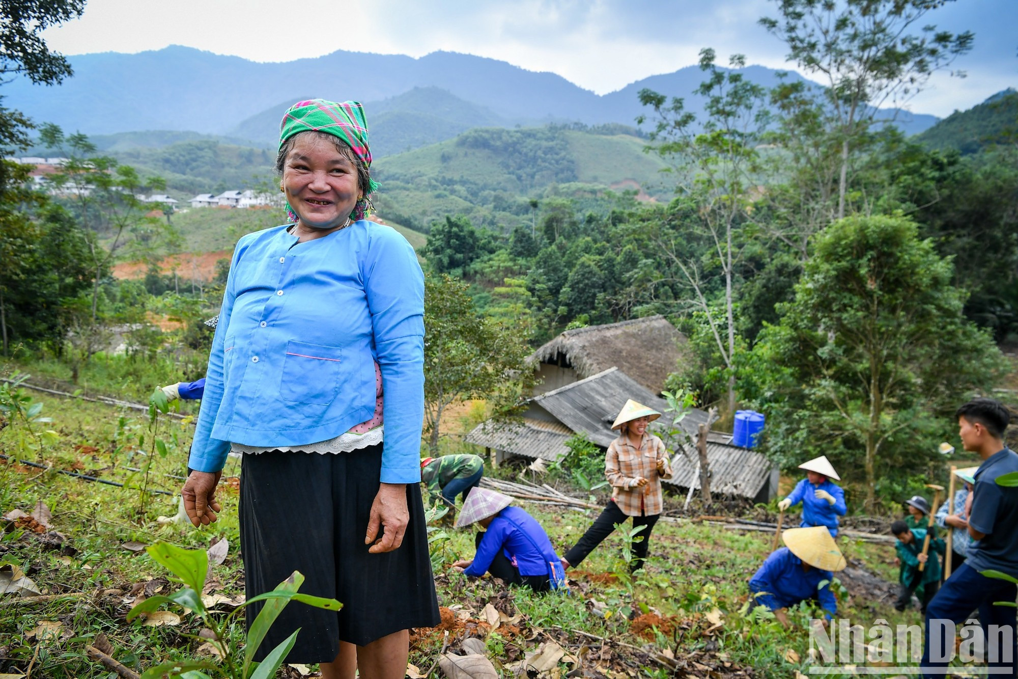 La alegría se refleja en el rostro de la gente en la aldea de Lang Nu. La alegría se refleja en el rostro de la gente en la aldea de Lang Nu.