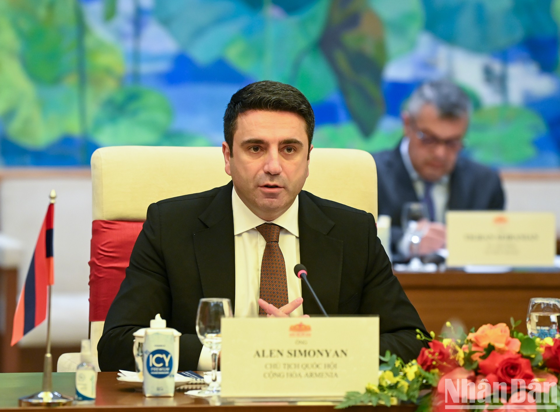 El presidente de la Asamblea Nacional de Armenia, Alen Simonyan, habla en el encuentro.