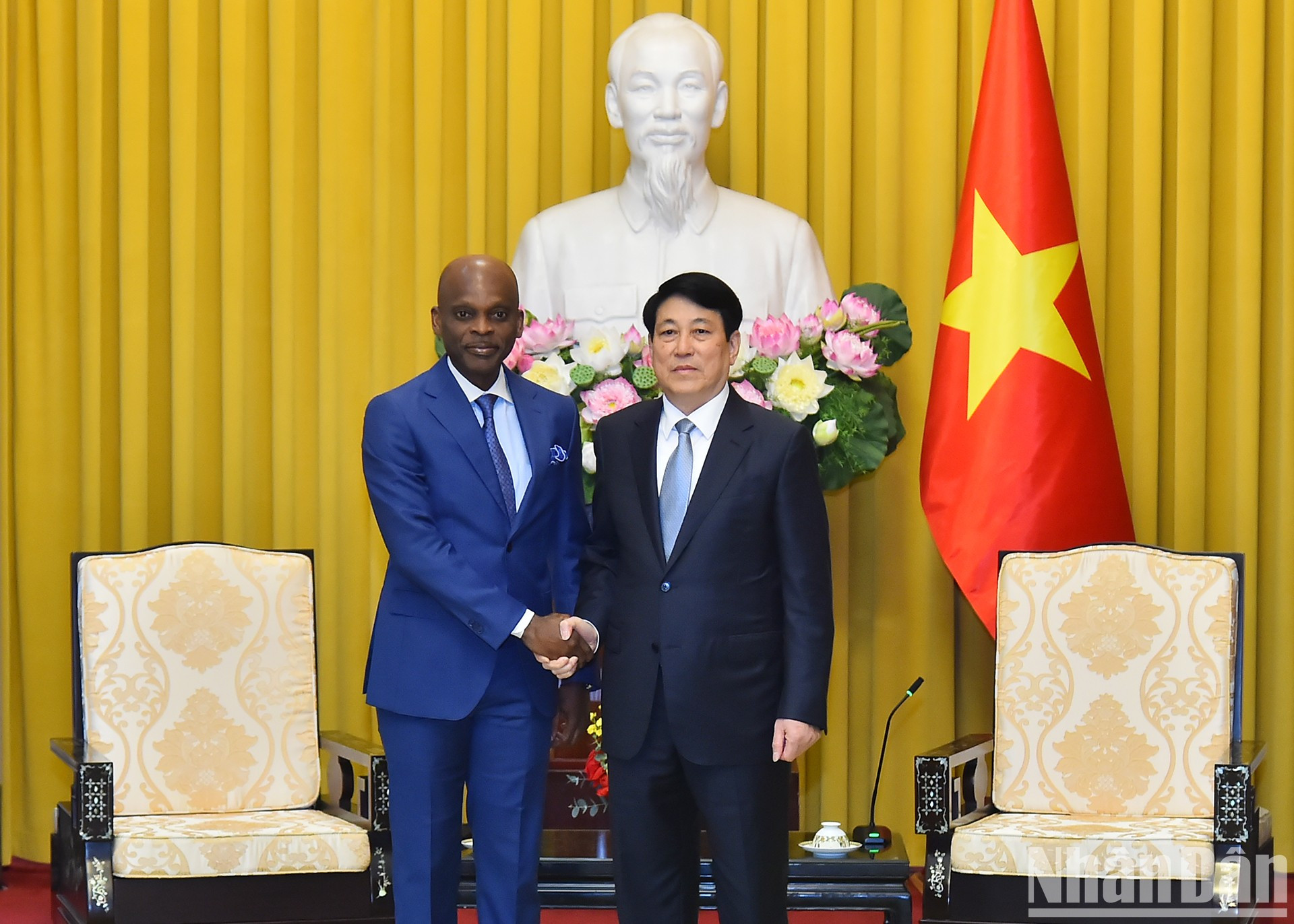 El jefe del Estado vietnamita, Luong Cuong, recibe al canciller de Togo, Robert Dusse. El jefe del Estado vietnamita, Luong Cuong, recibe al canciller de Togo, Robert Dusse.