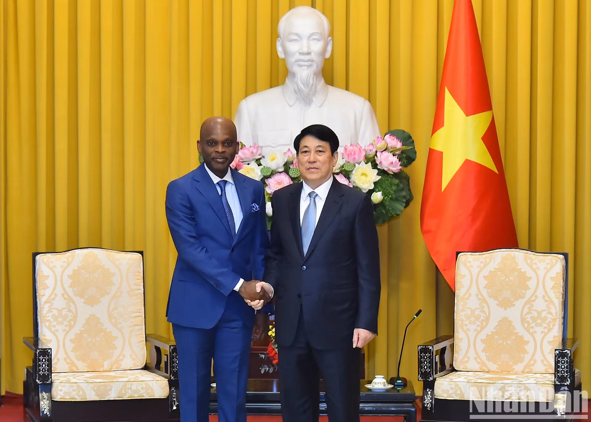 El jefe del Estado vietnamita, Luong Cuong, recibe al canciller de Togo, Robert Dusse.