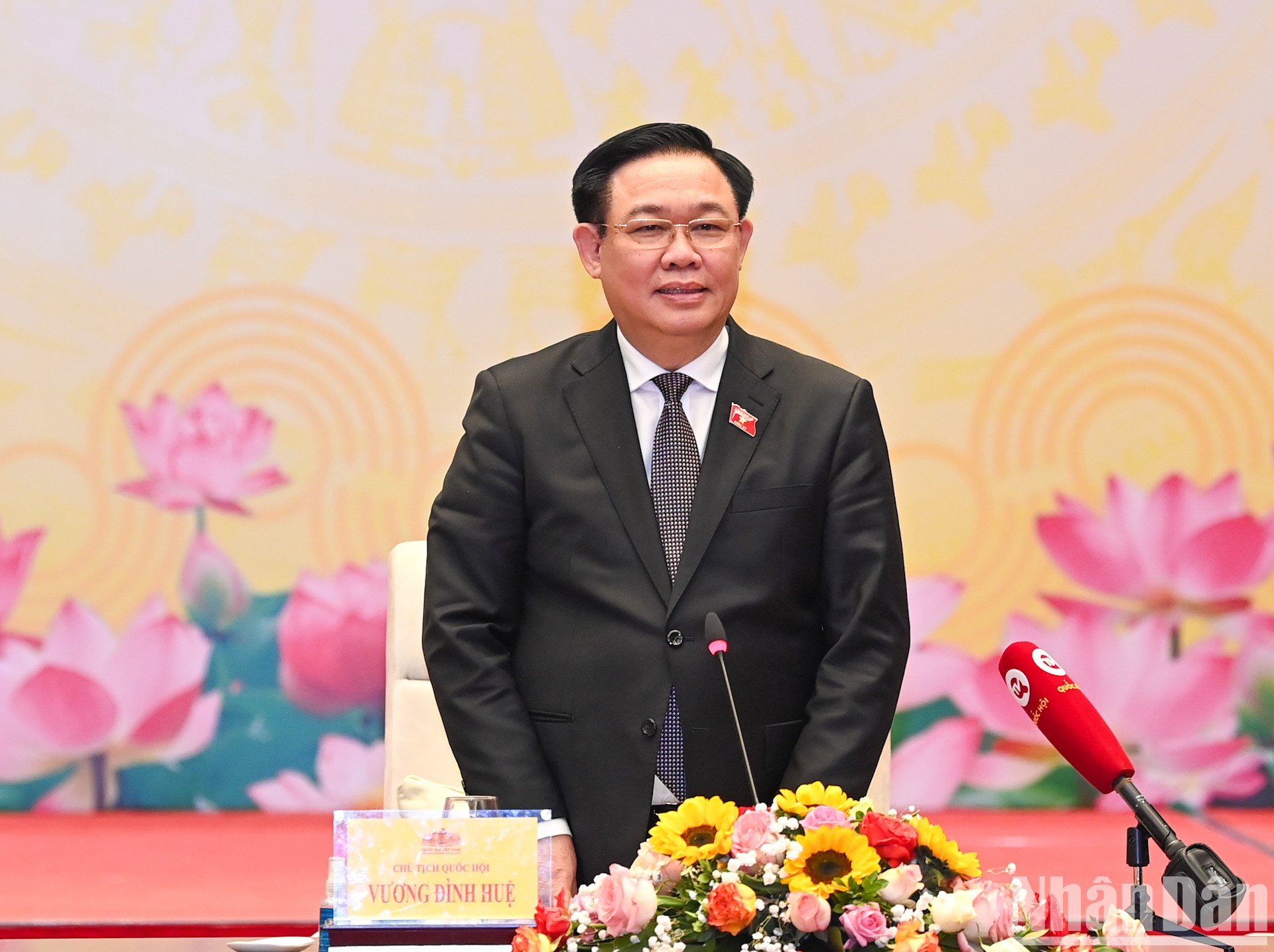 El máximo legislador Vuong Dinh Hue felicita a las delegadas. El máximo legislador Vuong Dinh Hue felicita a las delegadas.