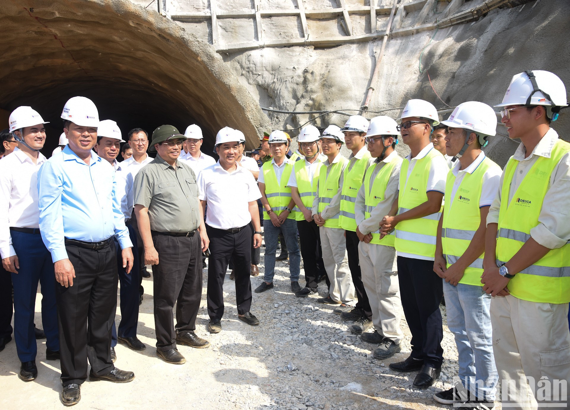 El premier saluda y anima a los trabajadores de la construcción del túnel vial Dong Khe del proyecto de la autopista Dong Dang-Tra Linh.