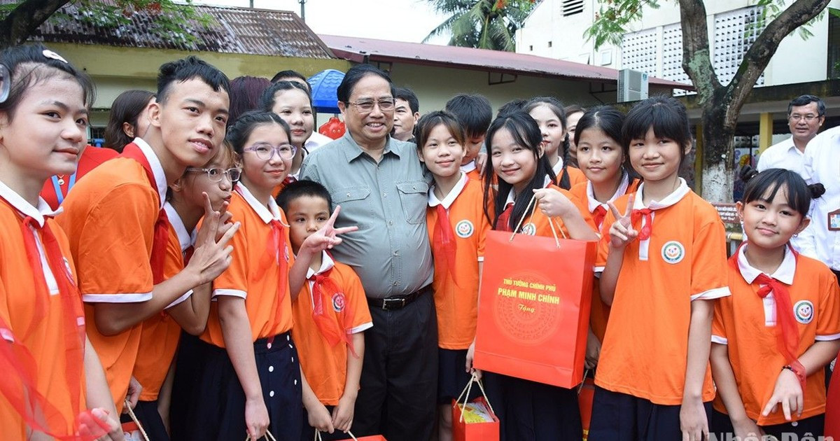 Premier vietnamita visita y entrega regalos a niños discapacitados en Hanói