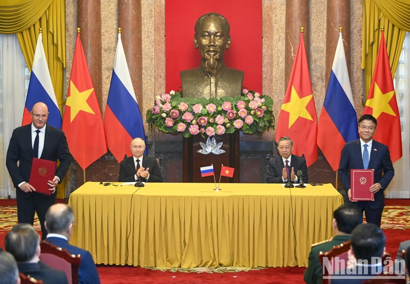 El presidente de Vietnam, To Lam, y su homólogo ruso, Vladimir Putin, presencian la firma de documentos de cooperación bilateral. El presidente de Vietnam, To Lam, y su homólogo ruso, Vladimir Putin, presencian la firma de documentos de cooperación bilateral.