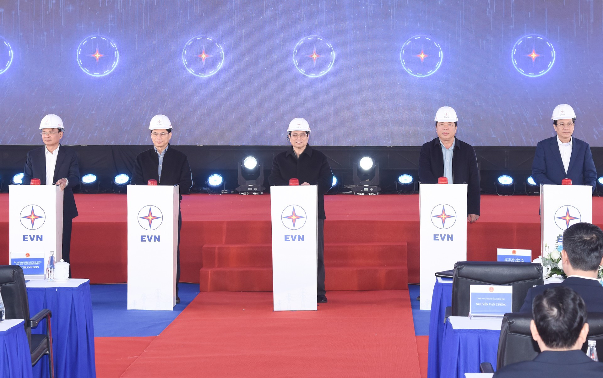 El primer ministro Pham Minh Chinh y los delegados realizan la ceremonia inaugural del proyecto de línea de transmisión eléctrica 500 kV Lao Cai-Vinh Yen.
