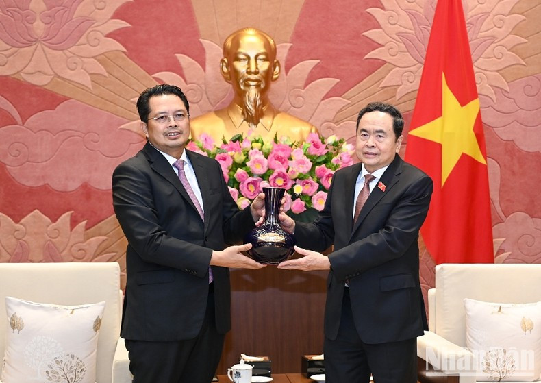 El presidente del Parlamento vietnamita entrega regalo de recuerdo al funcionario indonesio. El presidente del Parlamento vietnamita entrega regalo de recuerdo al funcionario indonesio.