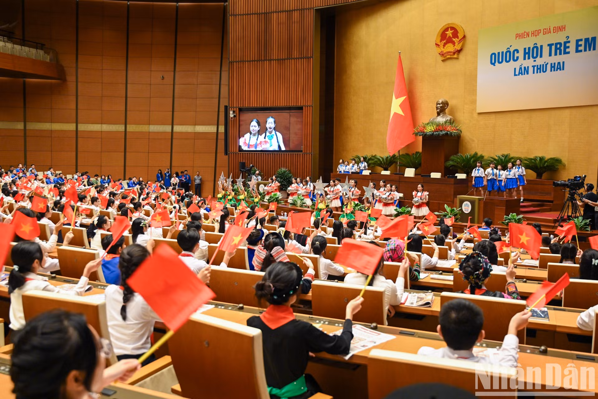Se trata de la segunda edición de la sesión hipotética de la "Asamblea Nacional de los Ninos", organizada por el Comité Central de la Unión de Jóvenes Comunistas Ho Chi Minh, en colaboración con el Comité de Cultura y Educación y la Oficina de la AN, continuando el éxito de la primera edición celebrada en 2023.