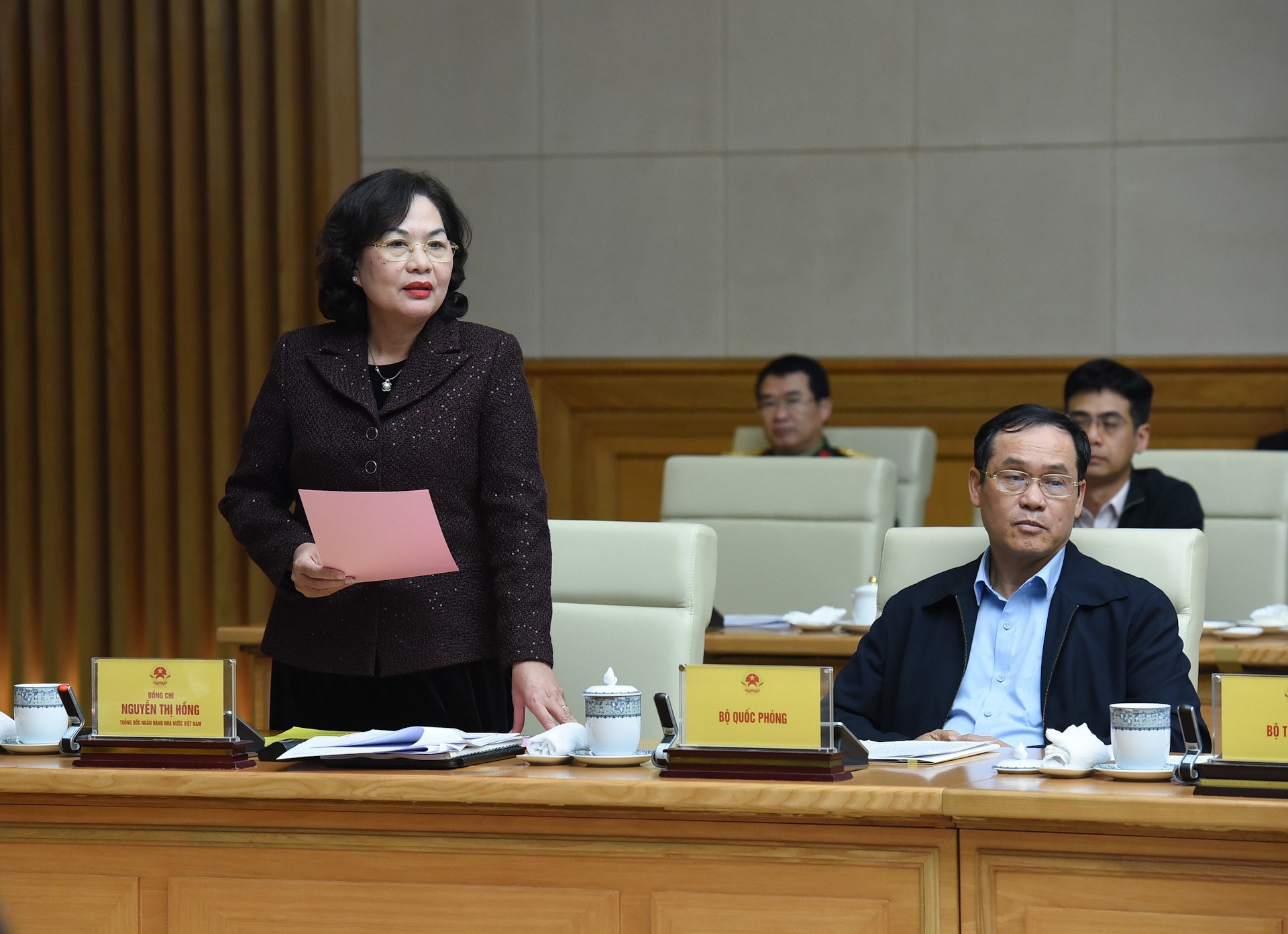 La gobernadora del Banco Estatal de Vietnam, Nguyen Thi Hong, habla en la cita.