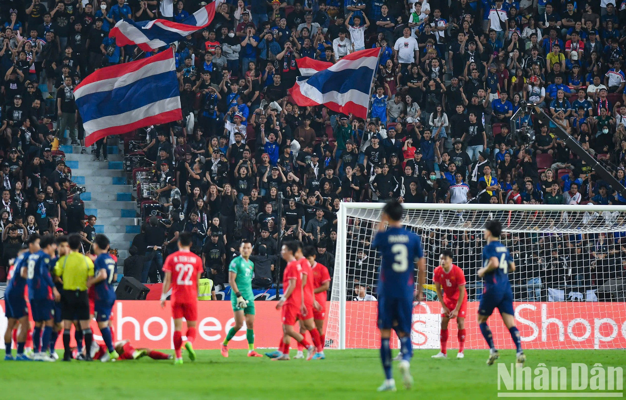 El futbolista tailandés Weerathep Pomphan amonestado con tarjeta amarilla por segunda vez tras cometer una falta sobre Quang Hai. El futbolista tailandés Weerathep Pomphan amonestado con tarjeta amarilla por segunda vez tras cometer una falta sobre Quang Hai.