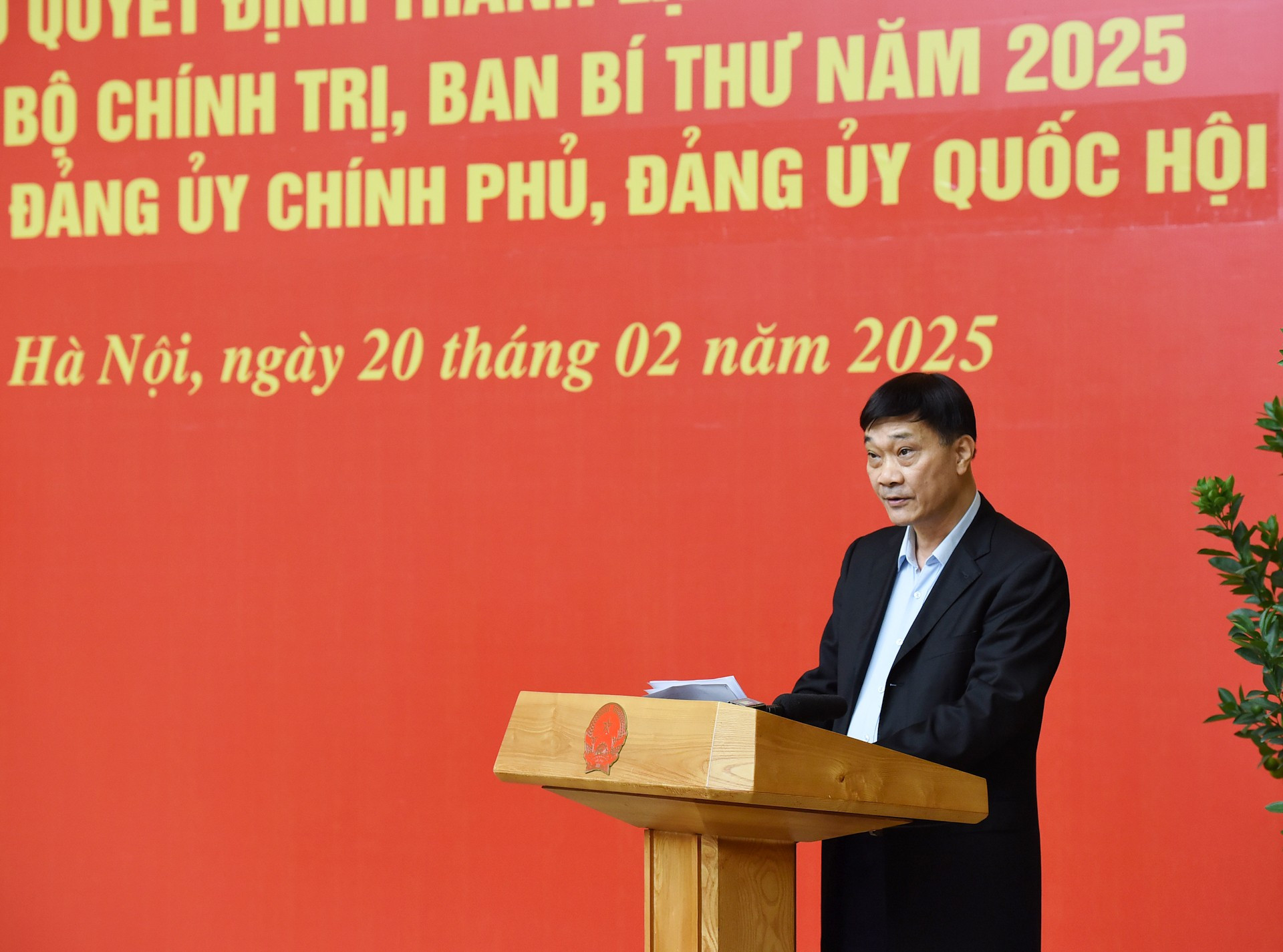 El subtitular de la Asamblea Nacional de Vietnam Vu Hong Thanh presenta un informe. El subtitular de la Asamblea Nacional de Vietnam Vu Hong Thanh presenta un informe.