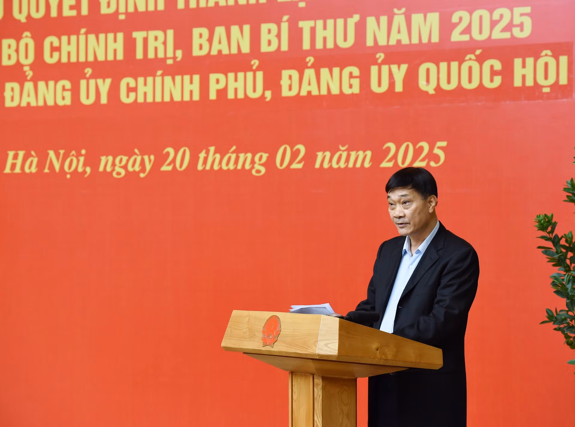 El subtitular de la Asamblea Nacional de Vietnam Vu Hong Thanh presenta un informe.